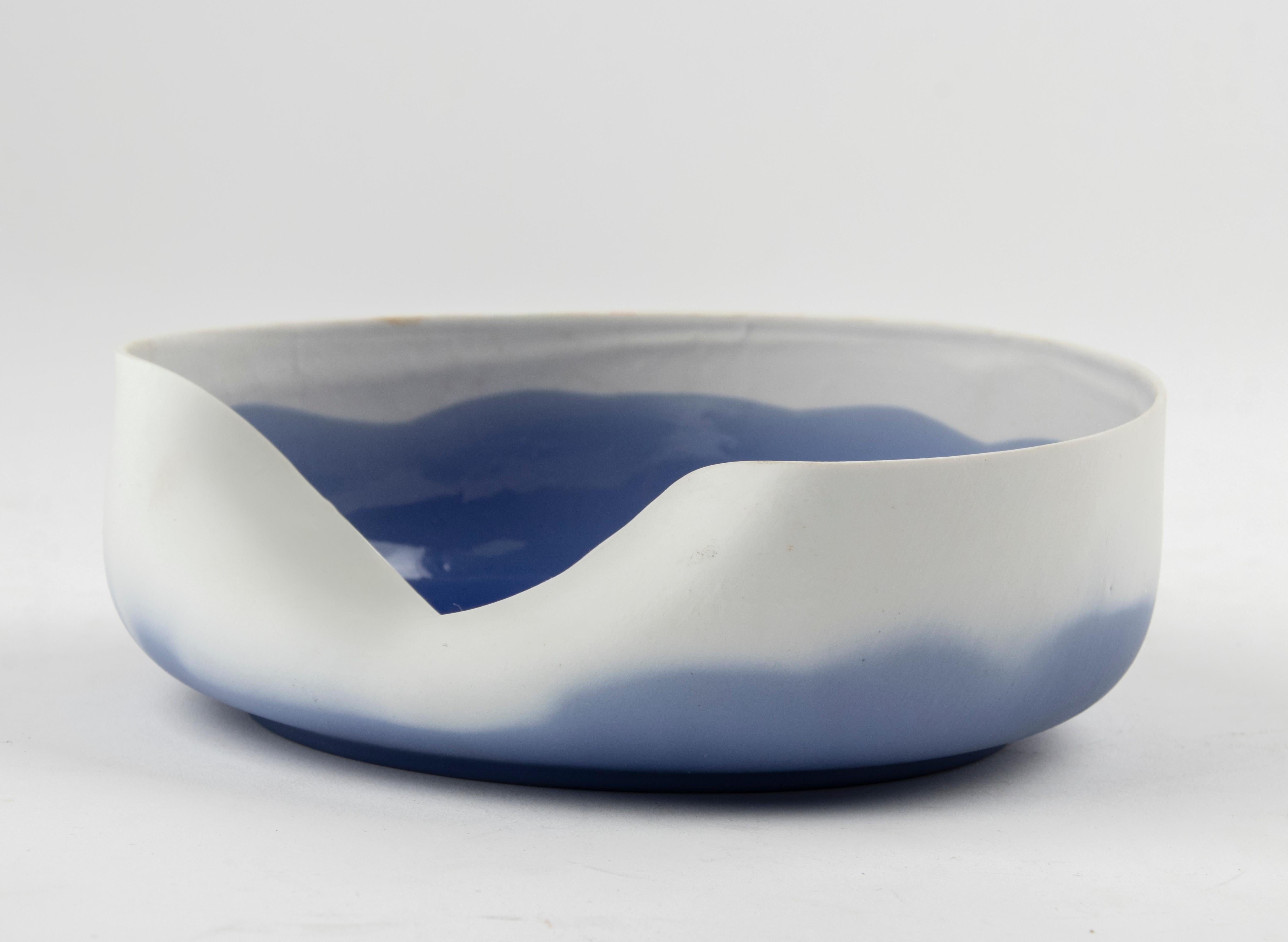 Modern porcelain bowl by the Belgian ceramist Piet Stockmans. The bowl is partly unglazed porcelain, with a blue, lavender-like colour, characteristic of Stockmans' work. The bowl is signed and also dated, 1991. In very good condition.
Stockmans'