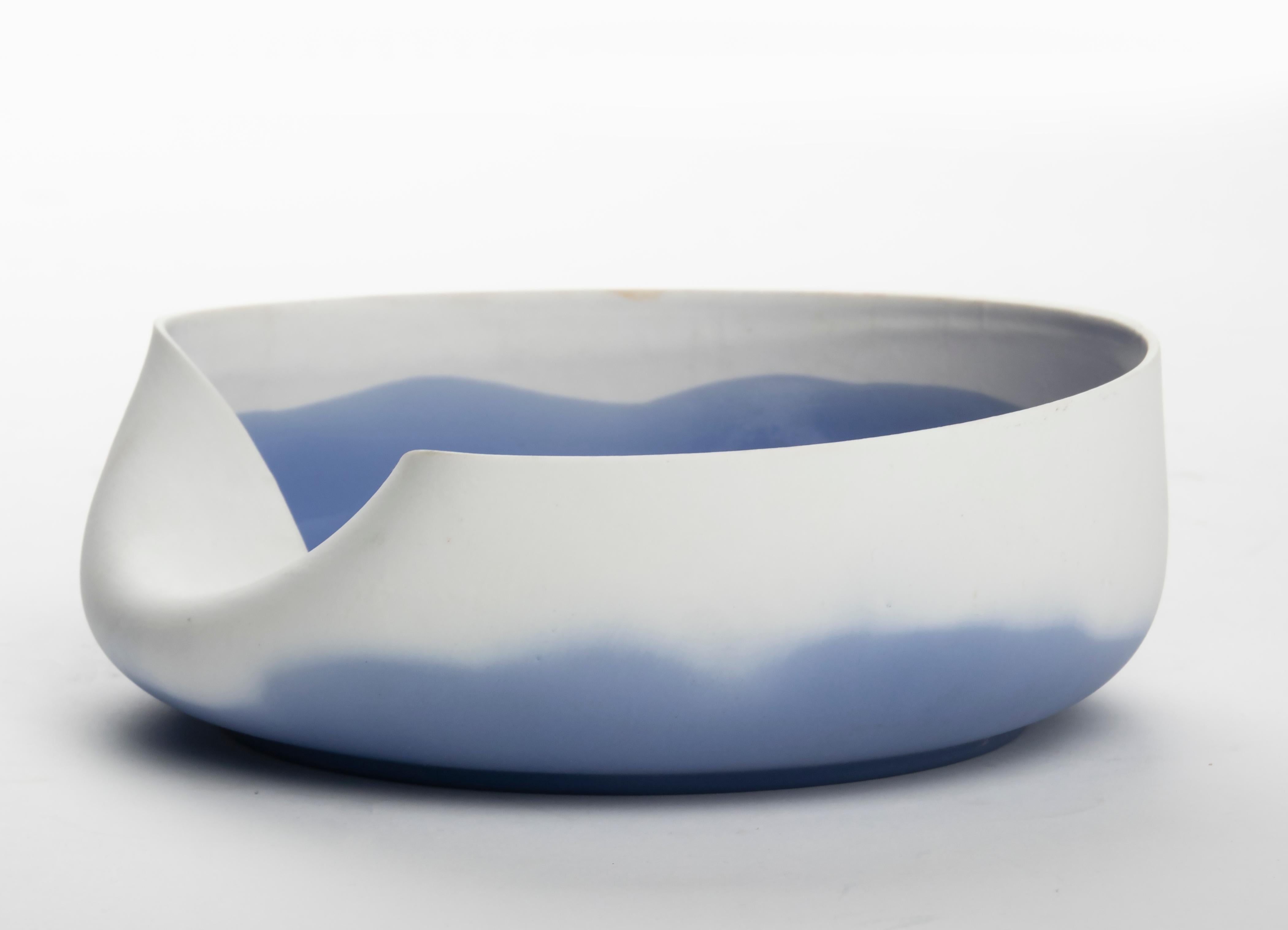 Modern Porcelain Serving Bowl made by Piet Stockmans signed and dated 1991 In Good Condition For Sale In Casteren, Noord-Brabant