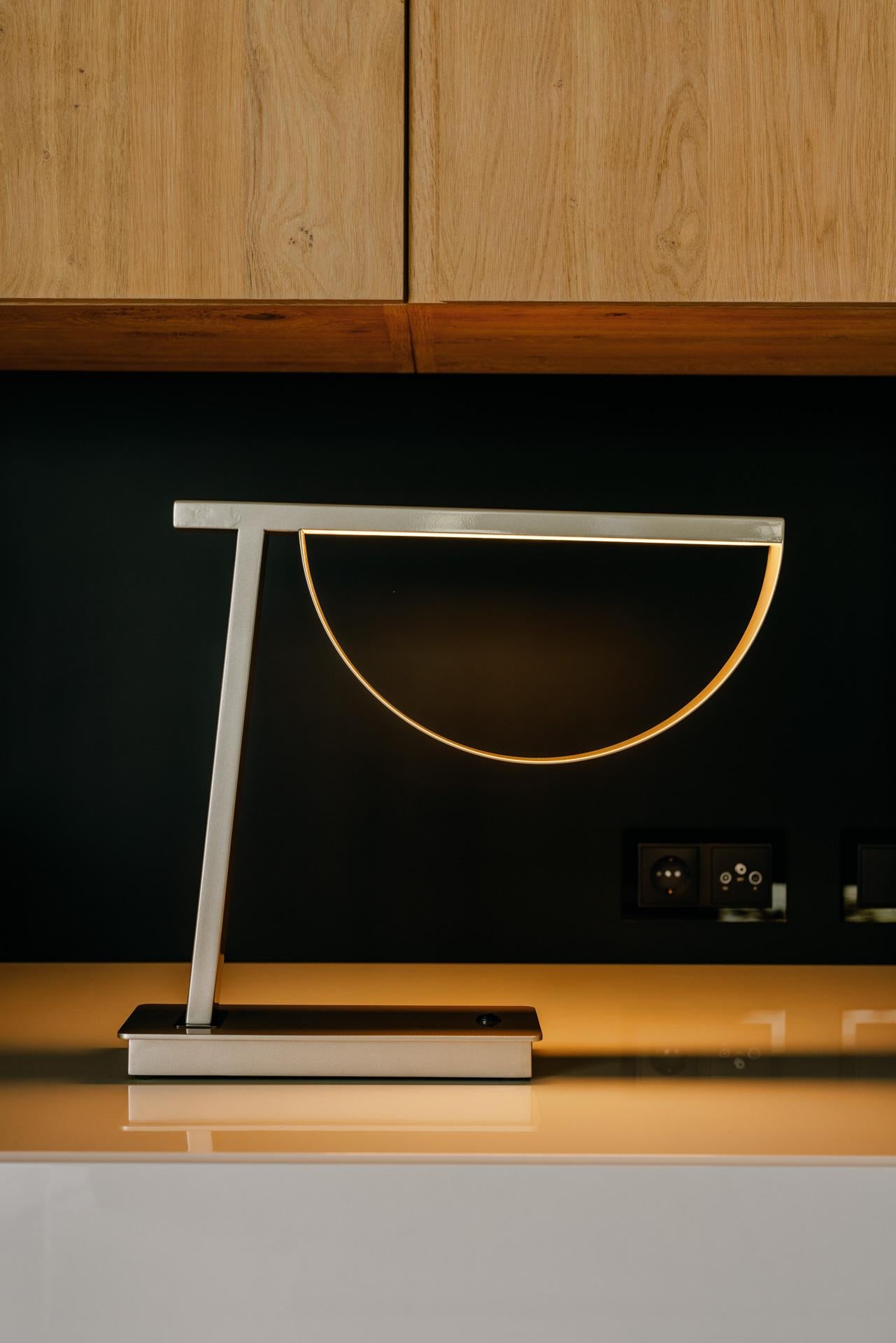 Lampe de bureau moderne Lima Cordless, noire, fabriquée à la main au Portugal par Greenapple en vente 2