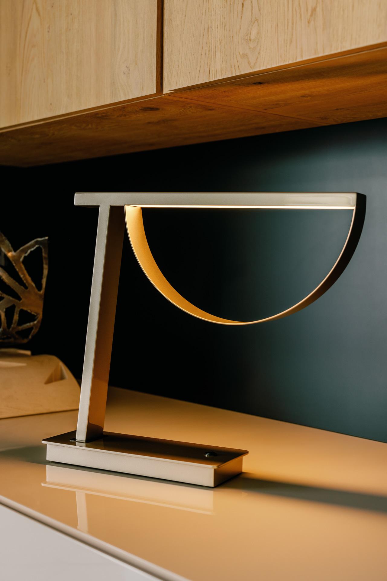 Laiton Lampe de bureau moderne Lima Cordless, noire, fabriquée à la main au Portugal par Greenapple en vente