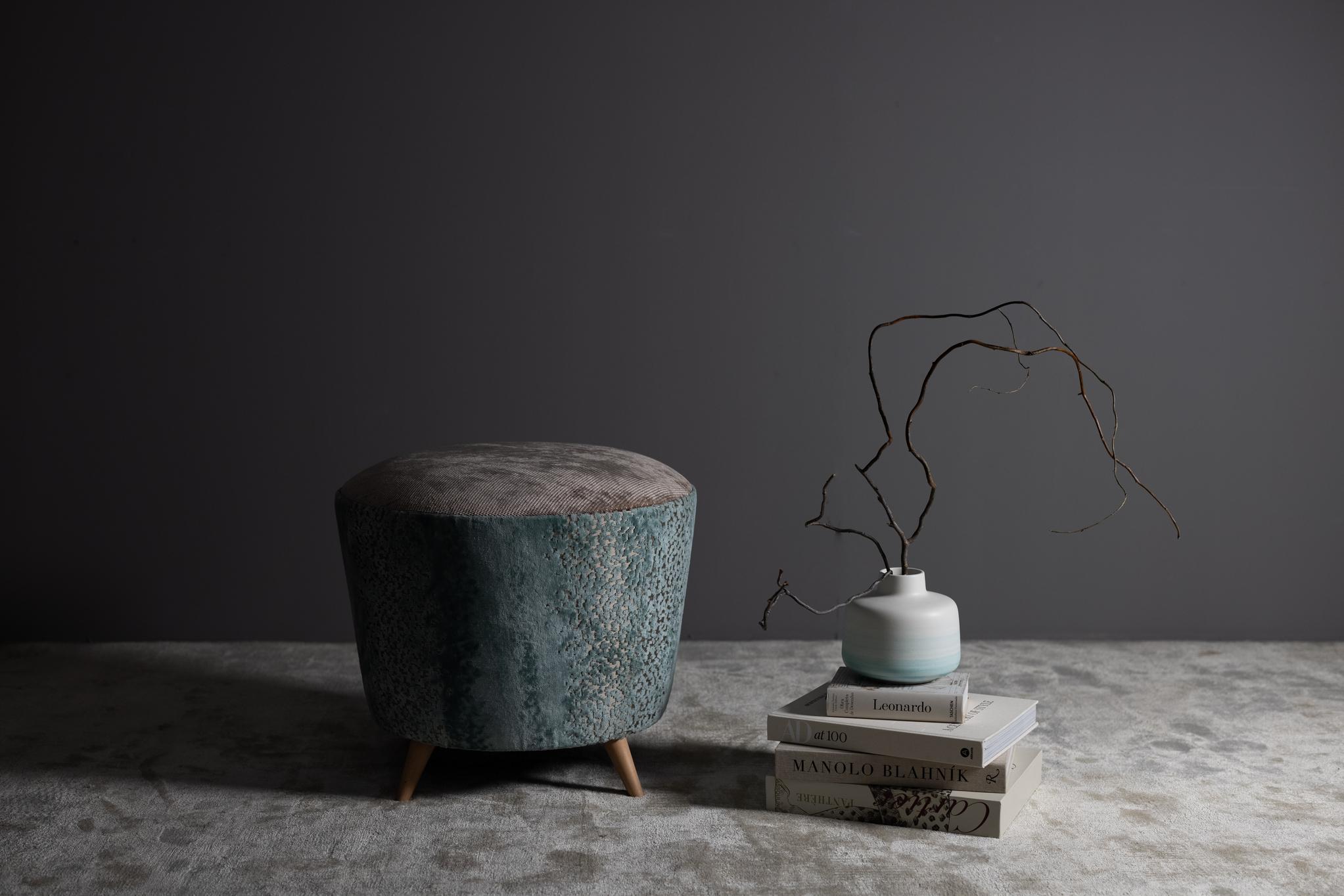 Pouf Ottoman Porthos, Collection S, fabriqué à la main au Portugal - Europe par GF Modern.

Un ottoman confortable avec une touche luxueuse. Tapissé d'un velours jacquard vert menthe sur le côté et d'un tissu bronze sur le dessus. Destiné à embellir