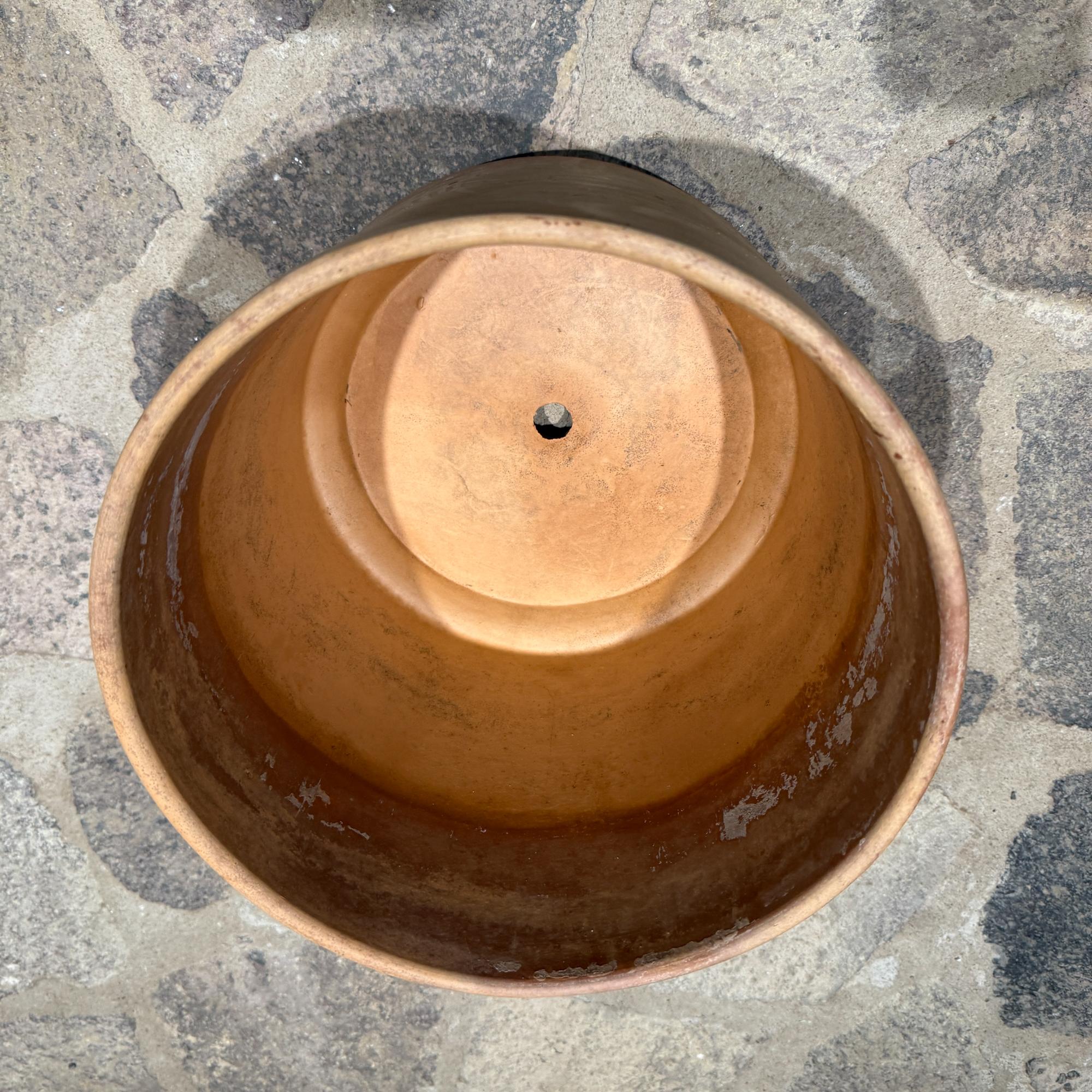 Fioriera moderna in ceramica stile Gainey Pottery patinata in vendita 5