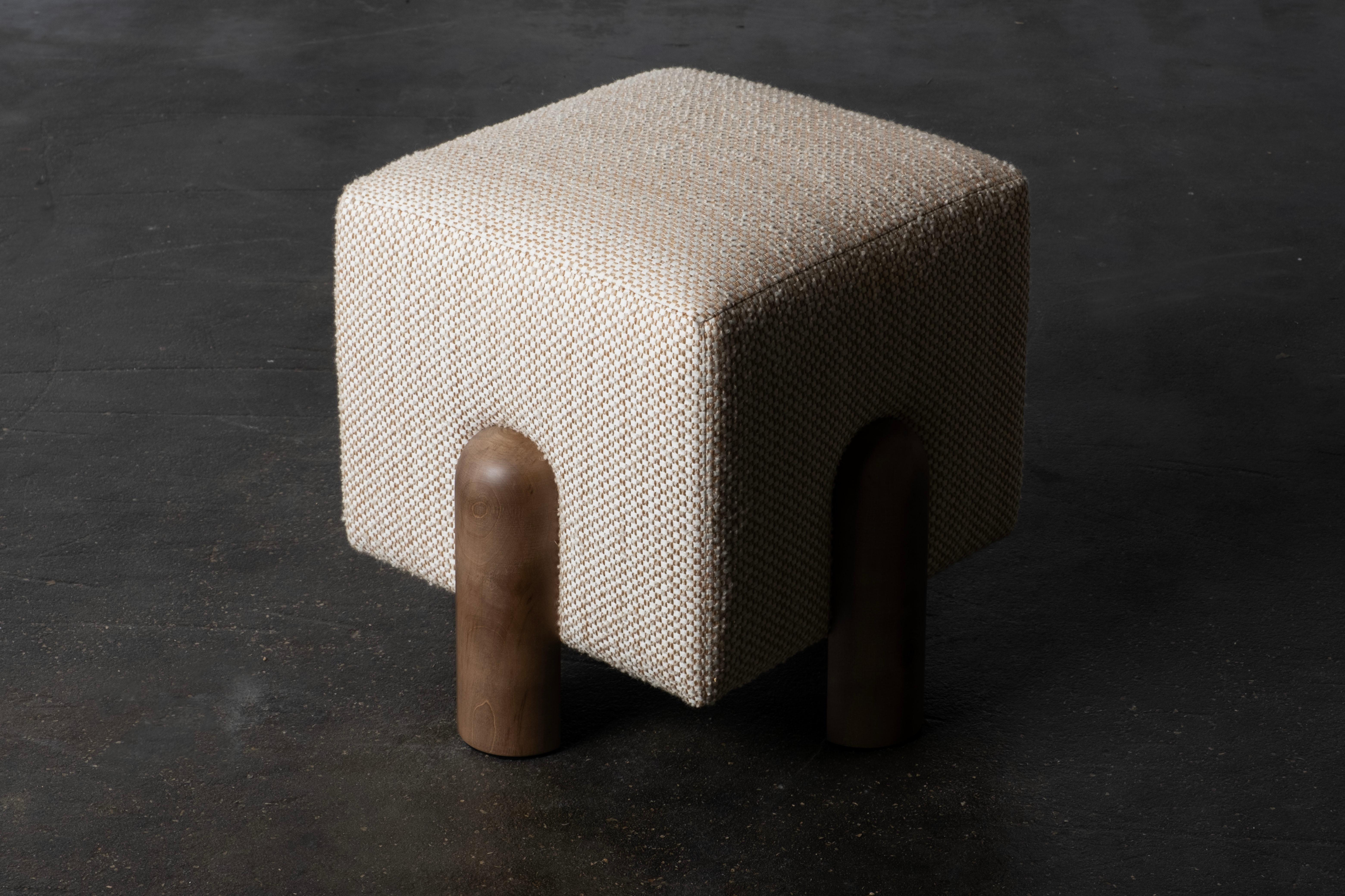 Pouf Ottoman, Collection Contemporary, Fabriqué à la main au Portugal - Europe

Un ottoman confortable avec une touche luxueuse. Rembourré en chenille beige Dedar. Destiné à embellir toutes les finitions, ce pouf continue d'inspirer le confort et la