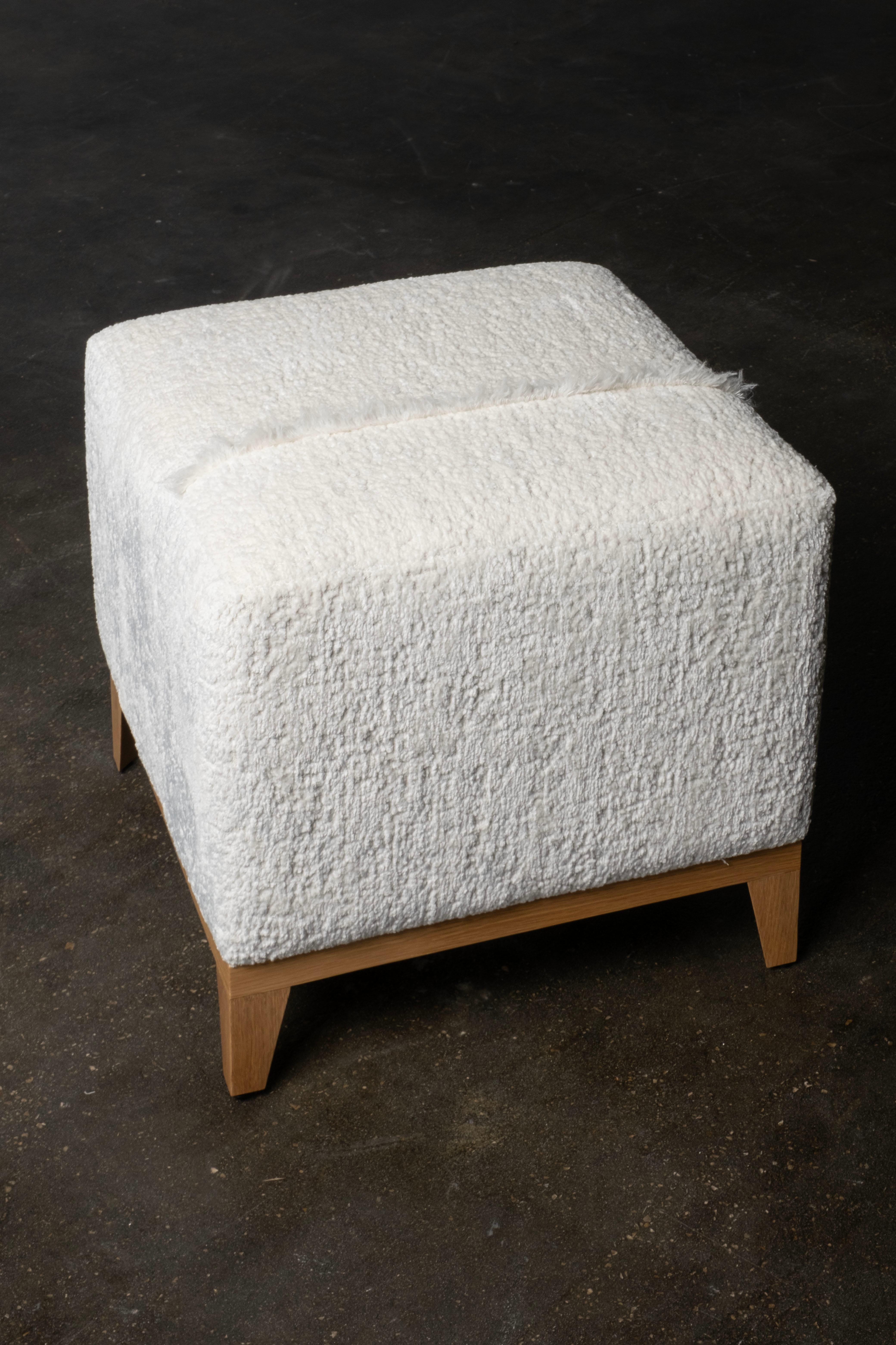Pouf Ottoman, Collection Contemporary, Fabriqué à la main au Portugal - Europe

Un ottoman confortable avec une touche luxueuse. Rembourré en tissu bouclé blanc HOLLY HUNT. Destiné à embellir toutes les finitions, ce pouf continue d'inspirer le