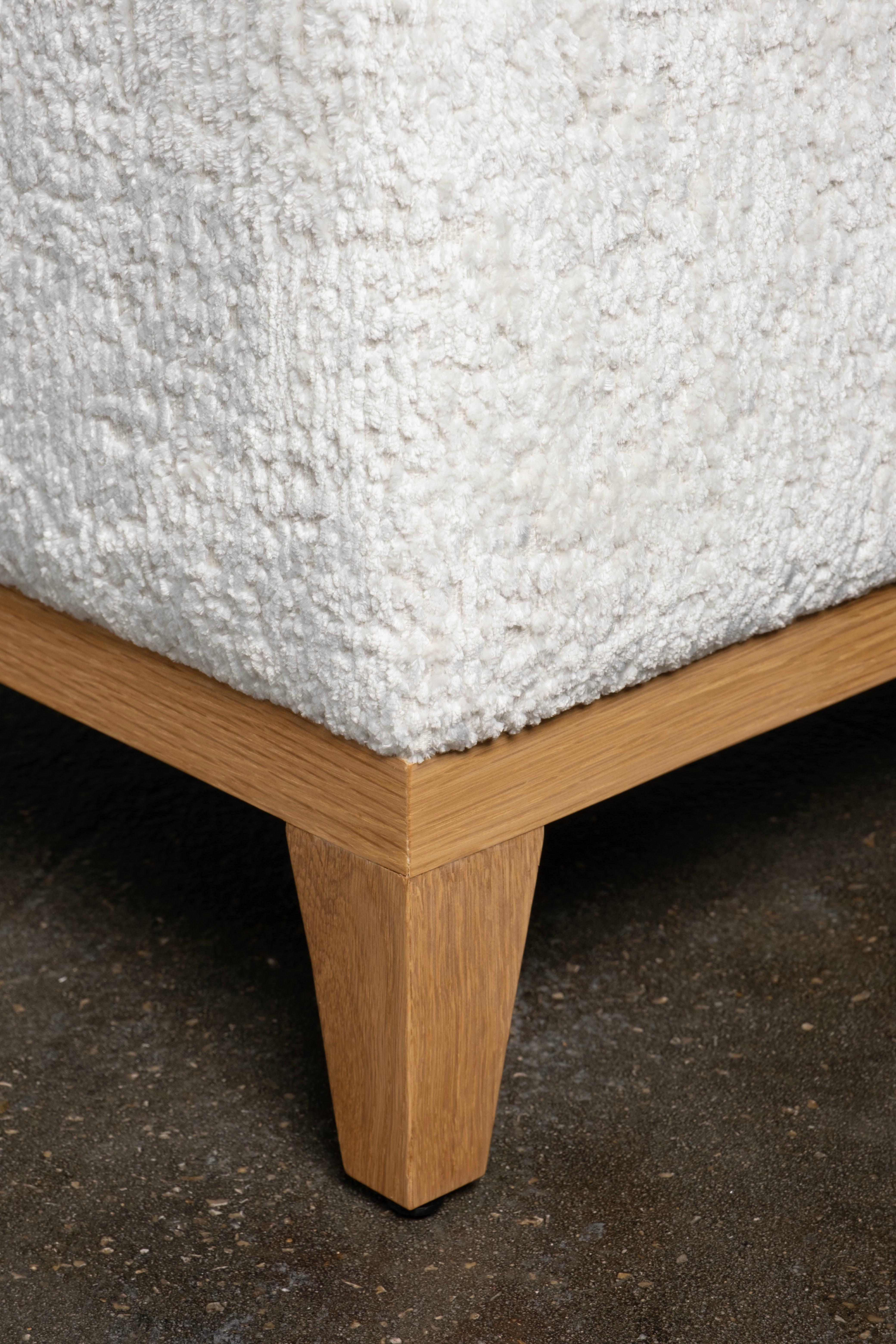XXIe siècle et contemporain Pouf moderne Holly Hunt Bouclé Fait à la main au Portugal par Greenapple en vente