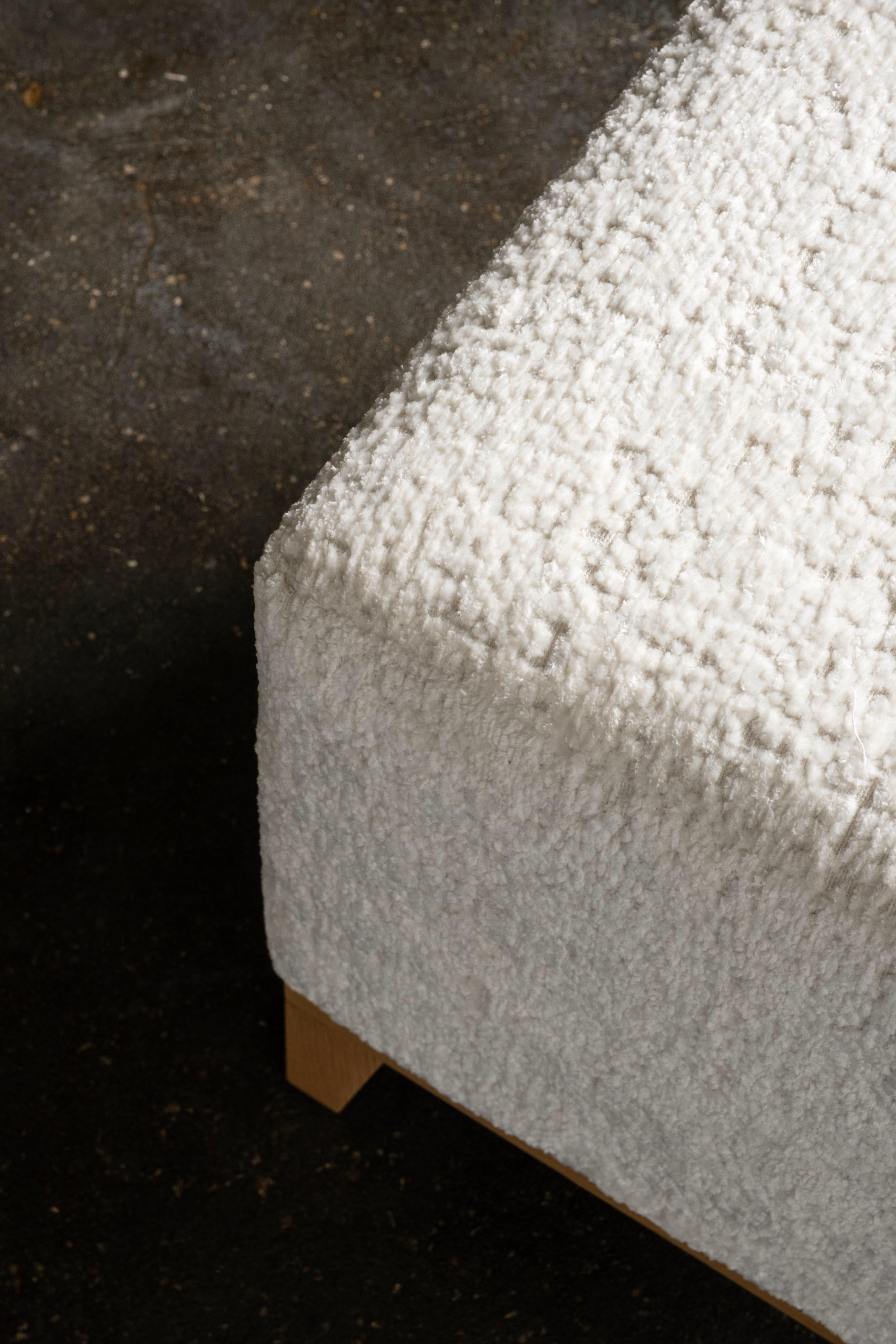Chêne Pouf moderne Holly Hunt Bouclé Fait à la main au Portugal par Greenapple en vente