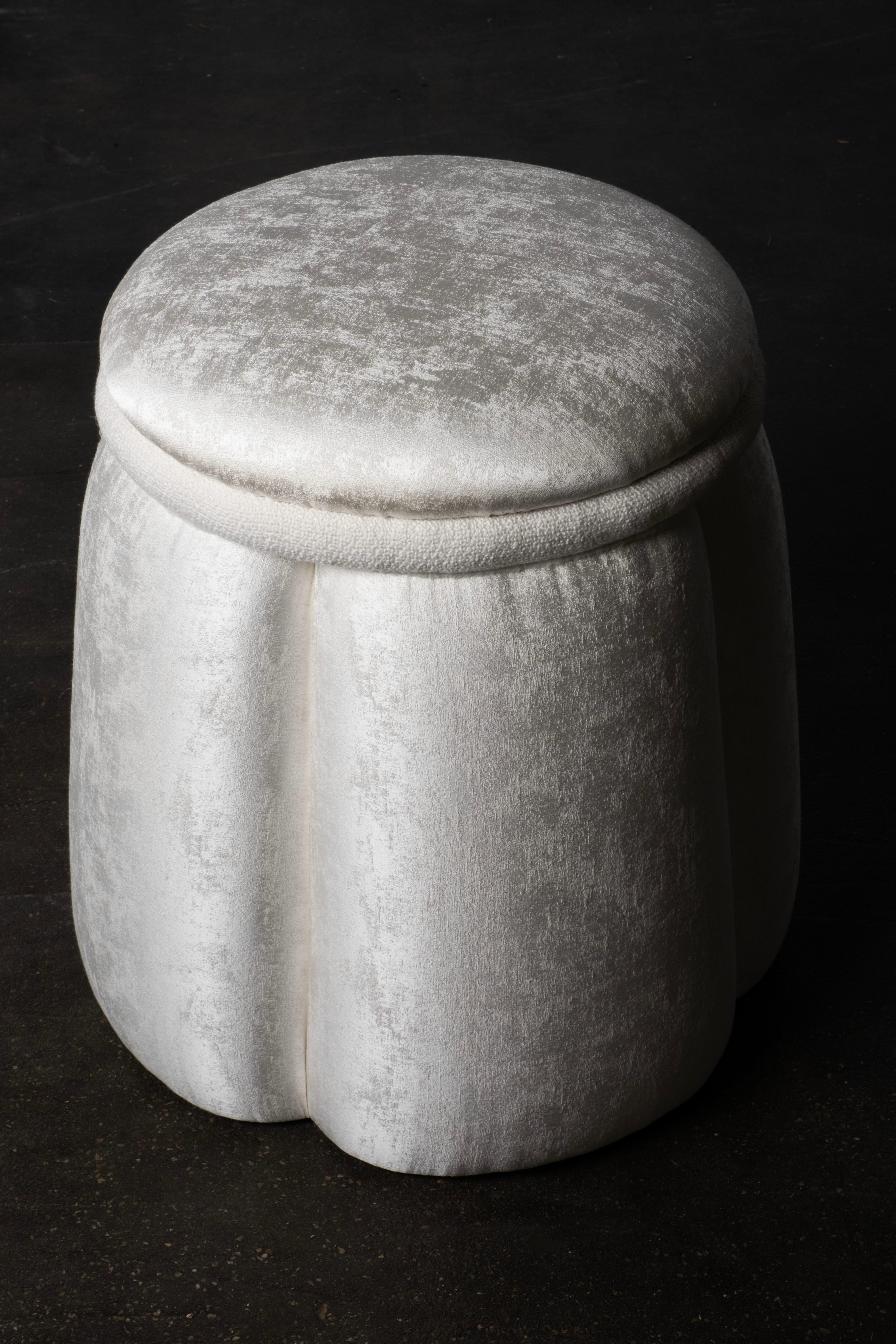 Pouf moderne du milieu du siècle, Collection Contemporary, fait à la main au Portugal - Europe

Un ottoman confortable avec une touche luxueuse. Tapissé de velours perlé et de tissus en lin. Destiné à embellir toutes les finitions, ce pouf continue
