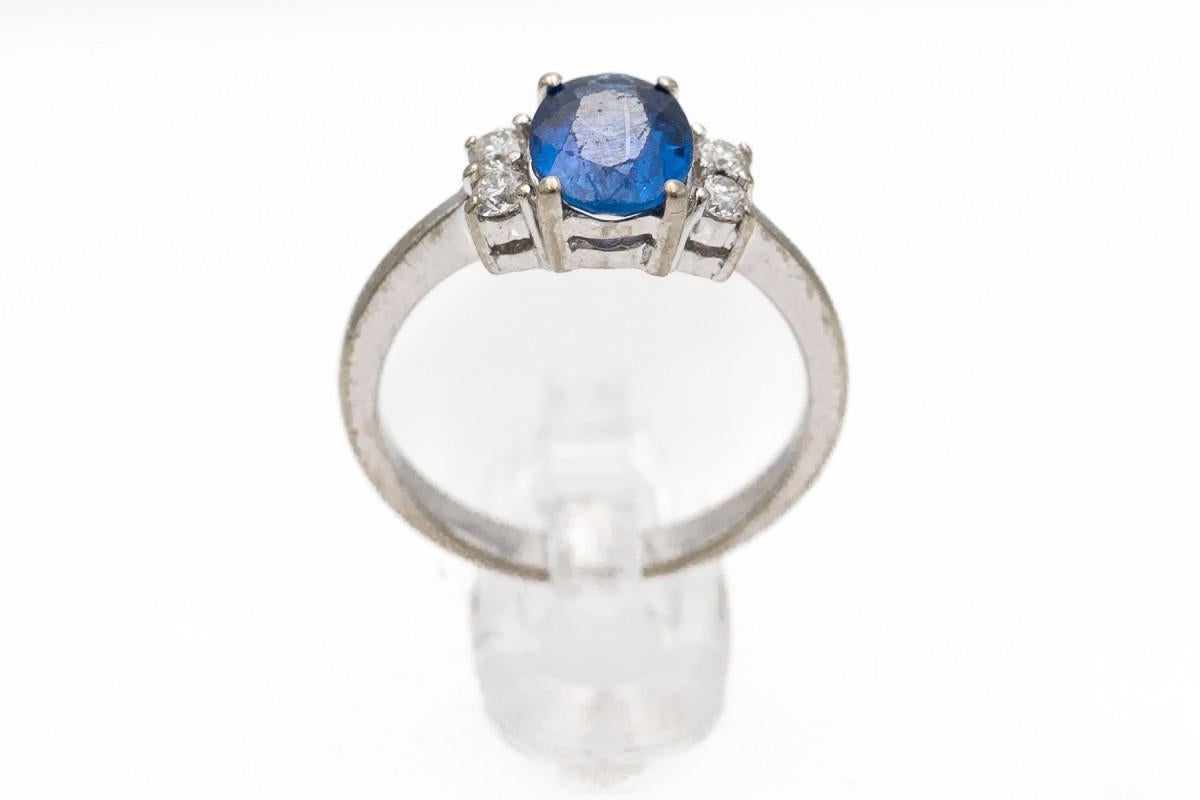 Preowned ring made of 18-carat white gold with a centrally mounted oval sapphire of a beautiful deep blue color. The beautiful color of the sapphire is emphasized by 4 small diamonds.

A faceted sapphire weighing approx. 1.30 ct

Four brilliant-cut