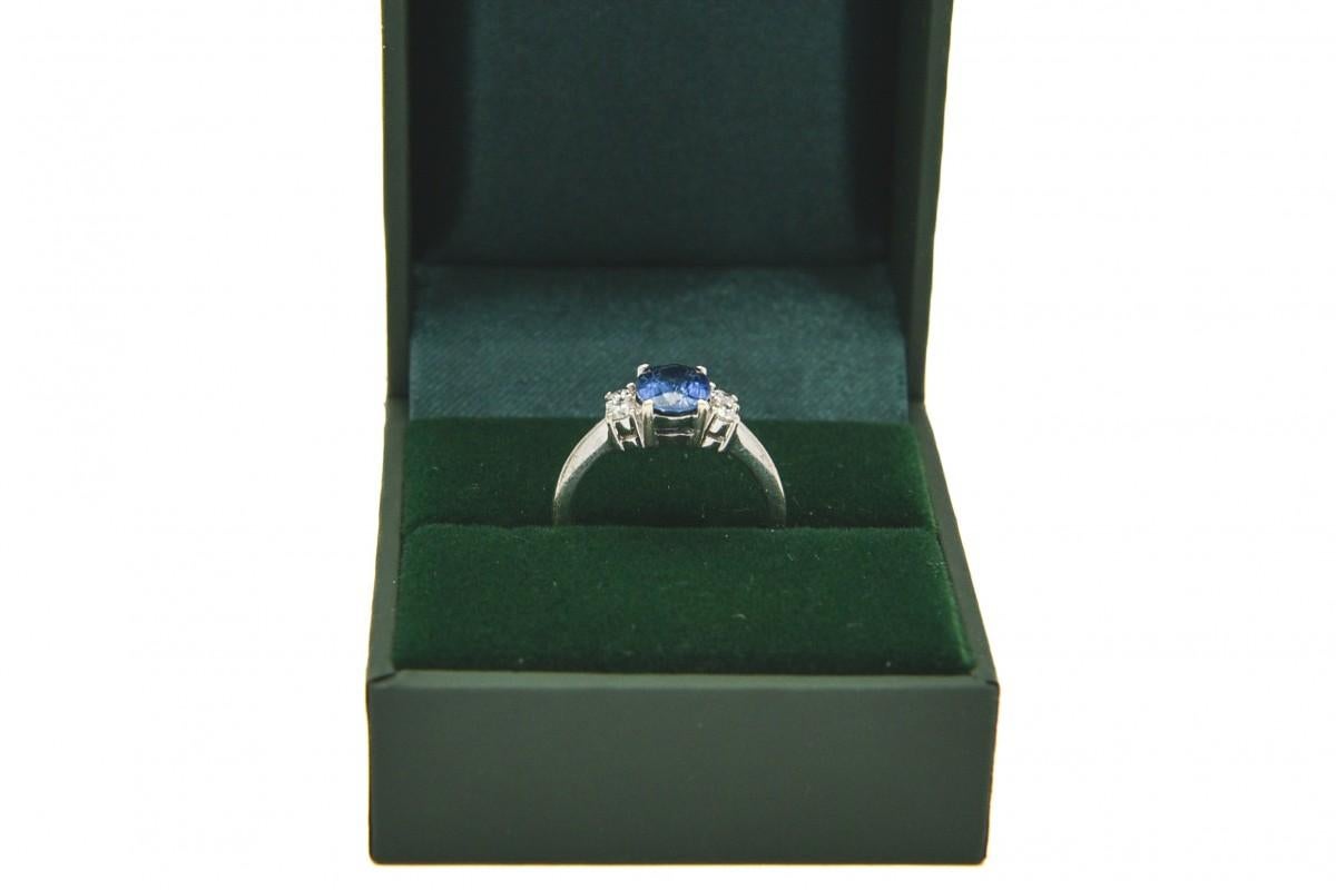 Contemporary Modern pre-owned white gold ring with oval sapphire and diamonds For Sale