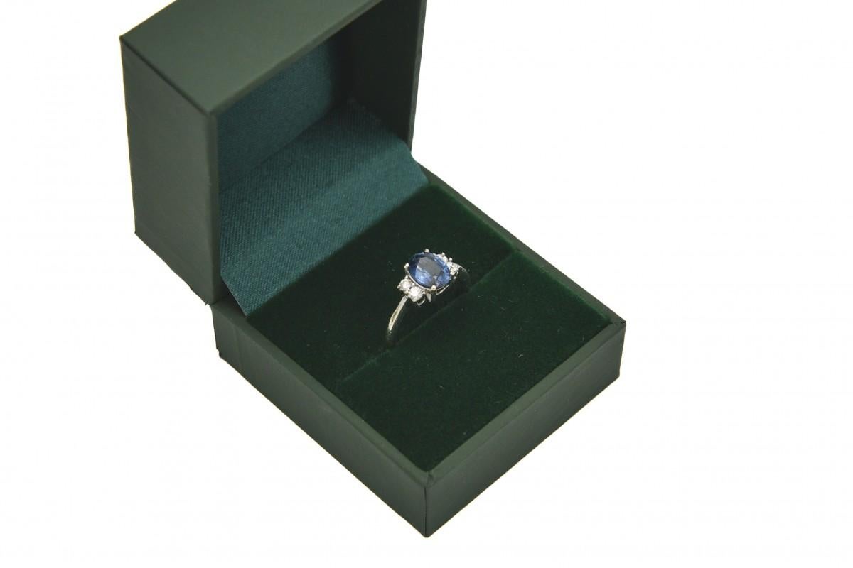 Women's or Men's Modern pre-owned white gold ring with oval sapphire and diamonds For Sale