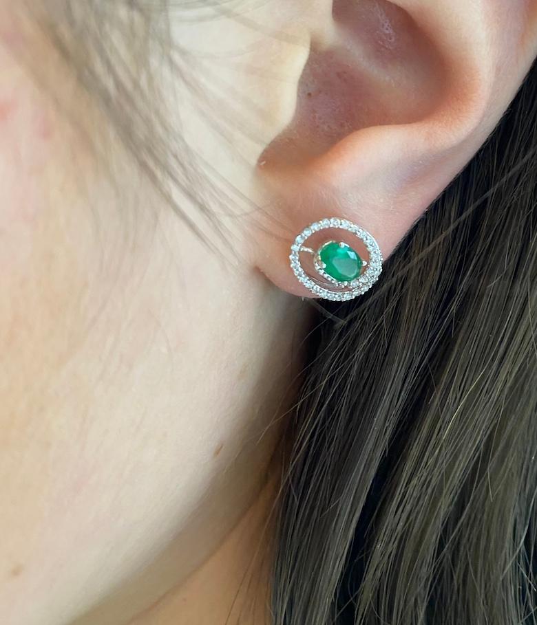 Women's Modern Precious Emerald White Diamond White Gold Ring For Sale