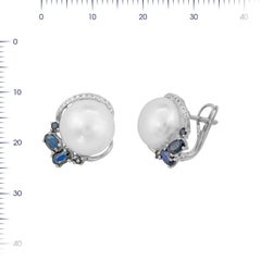 Orecchini moderni in oro bianco con perle preziose, diamanti e zaffiri blu
