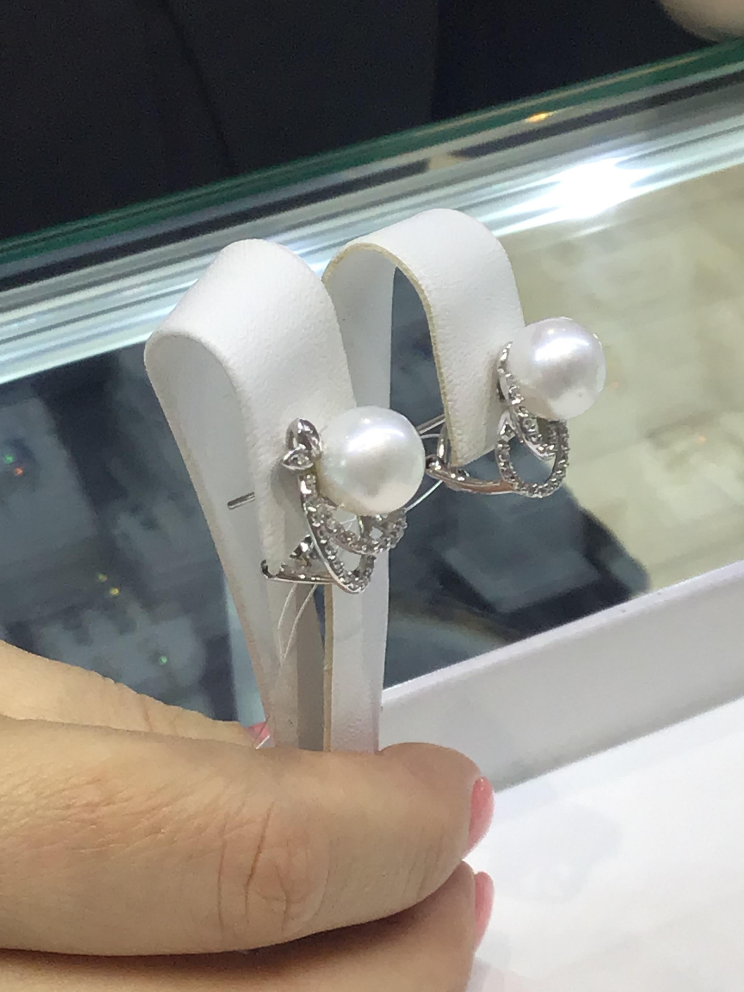 Women's Modern Precious Pearl Diamond Fabulous White Gold Lever-Back Earrings For Sale
