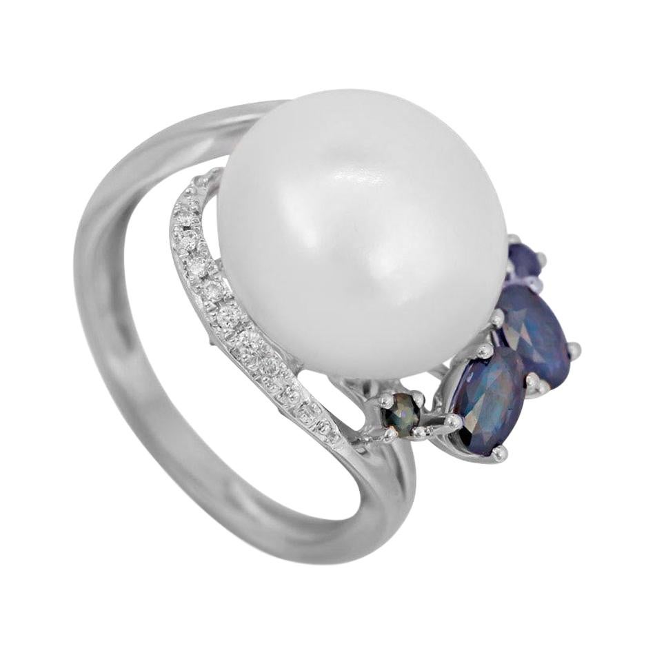 Bague moderne en or blanc avec perle précieuse, diamant blanc et saphir bleu