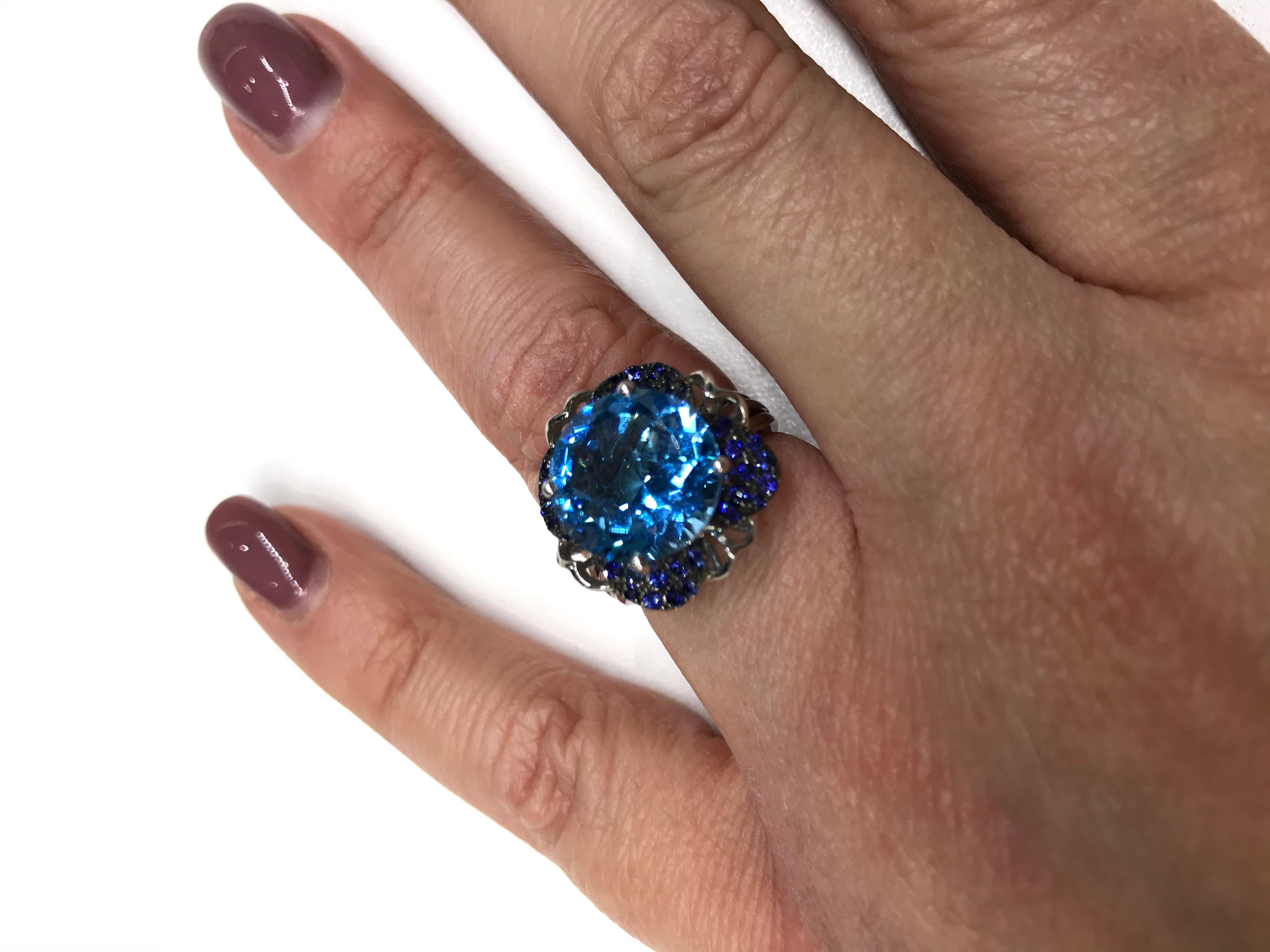 Modern Precious Topaz Blue Sapphire Fabulous White Gold Ring For Sale 2