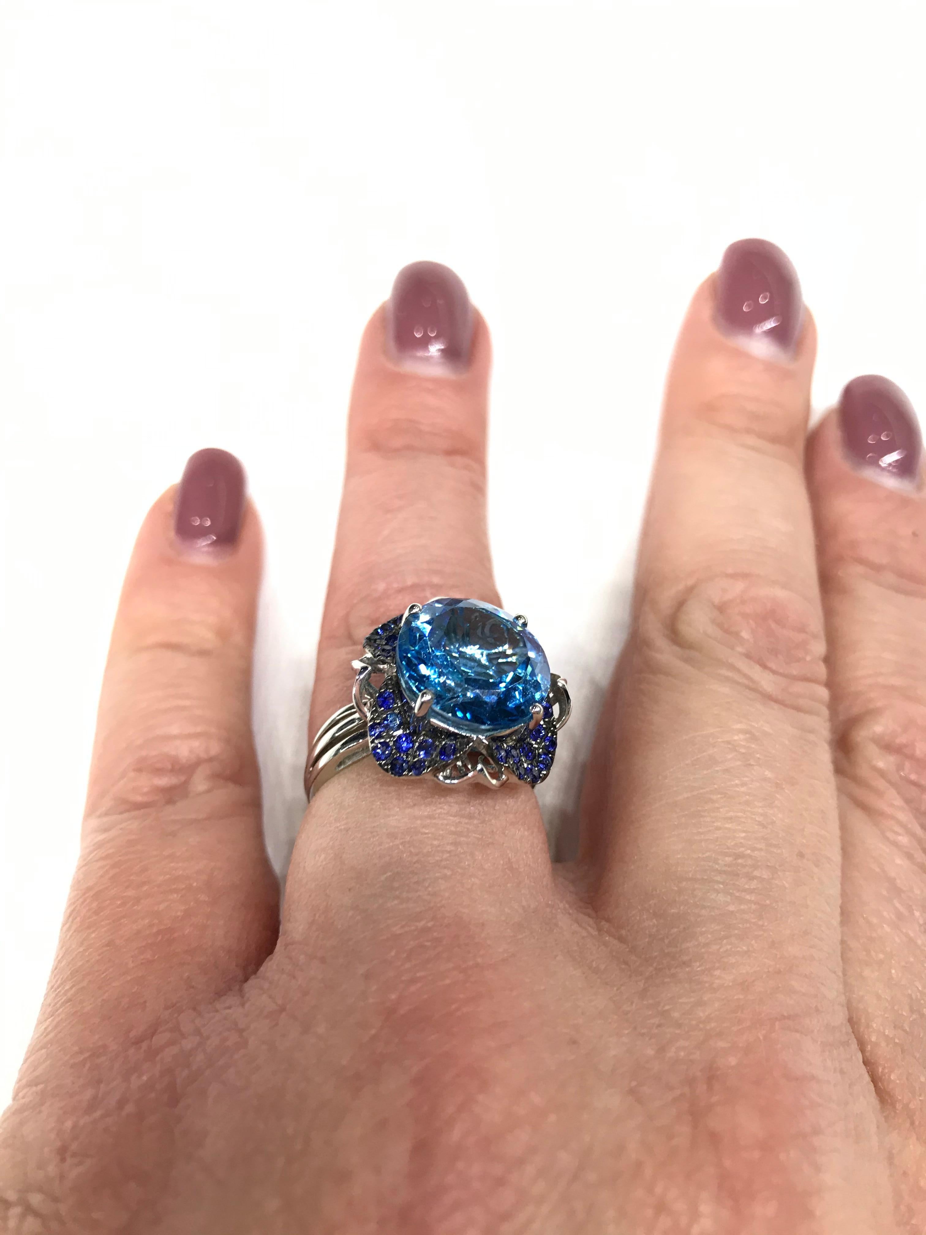 Modern Precious Topaz Blue Sapphire Fabulous White Gold Ring For Sale 3