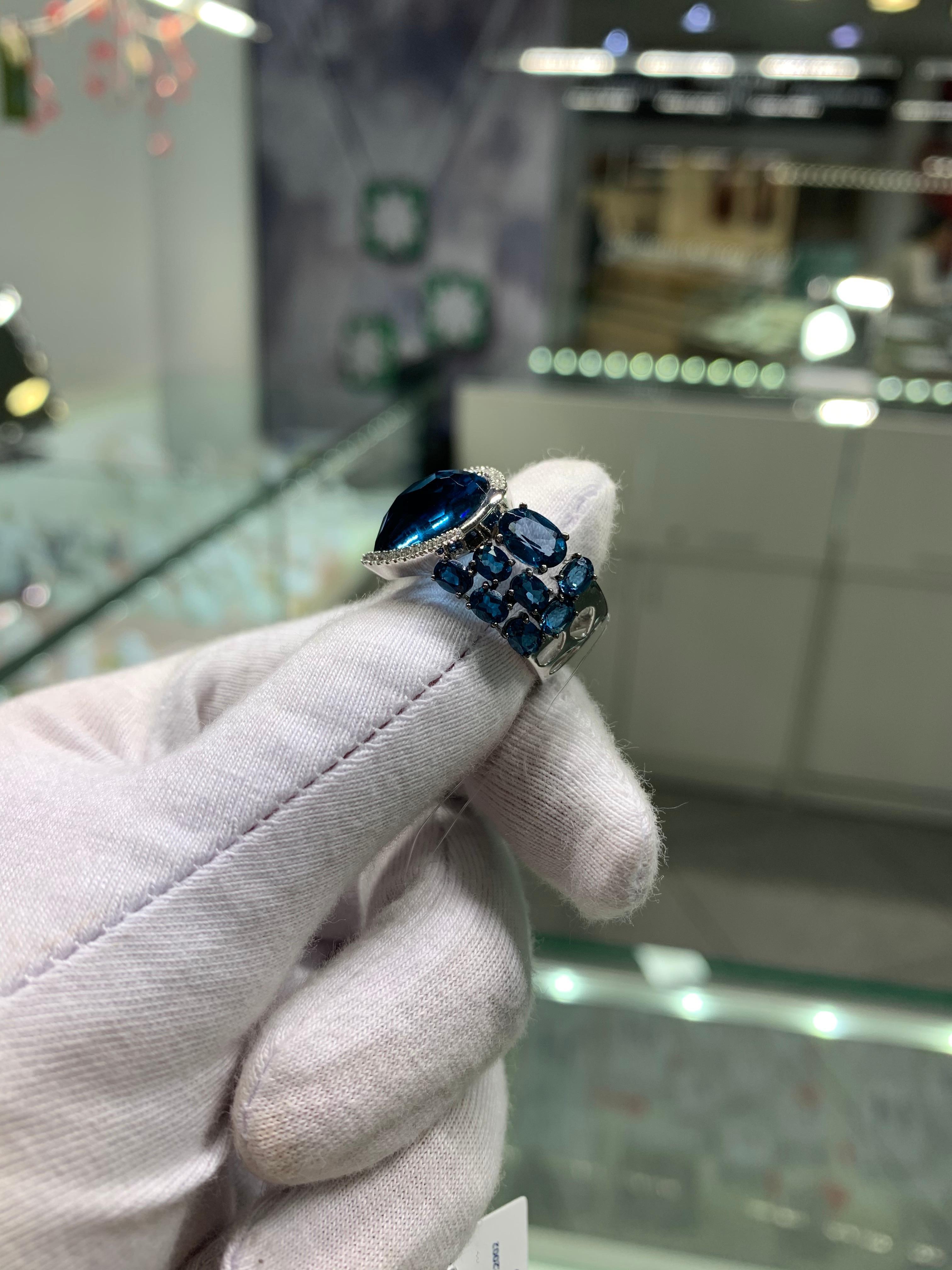 Modern Precious Topaz Diamond Fabulous White Gold Ring In New Condition For Sale In Montreux, CH