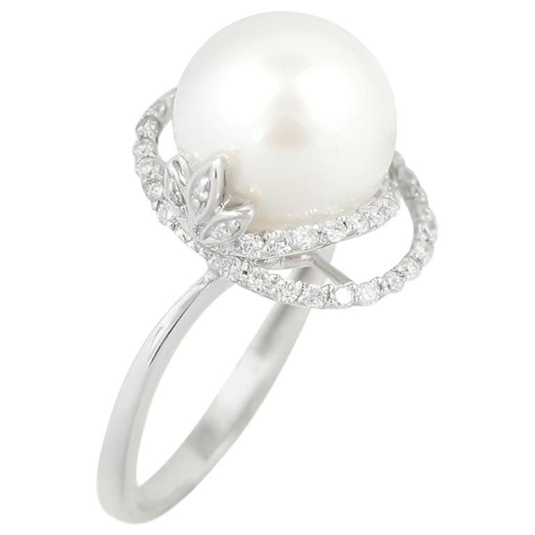 Bague moderne en or blanc fabuleuse avec perles blanches précieuses et diamants en vente