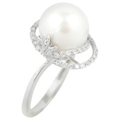 Bague moderne en or blanc fabuleuse avec perles blanches précieuses et diamants