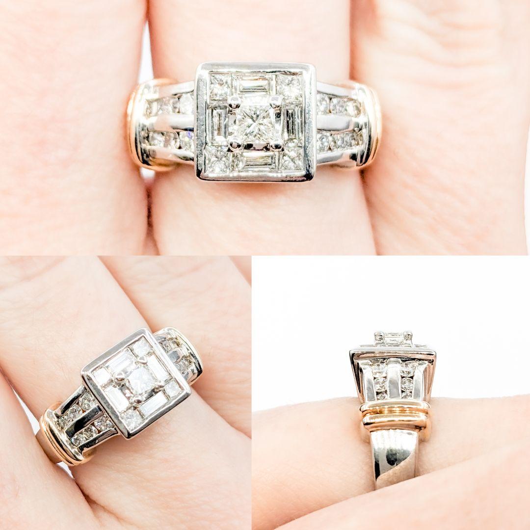 Moderner Verlobungsring mit Prinzessin, Baguette und rundem Diamant

Dieser wunderschöne Ring ist aus 14kt Weiß- und Gelbgold gefertigt und verfügt über Diamanten im Baguette-, Prinzess- und runden Brillantschliff von 0,85ctw, Reinheit SI1-SI2 und