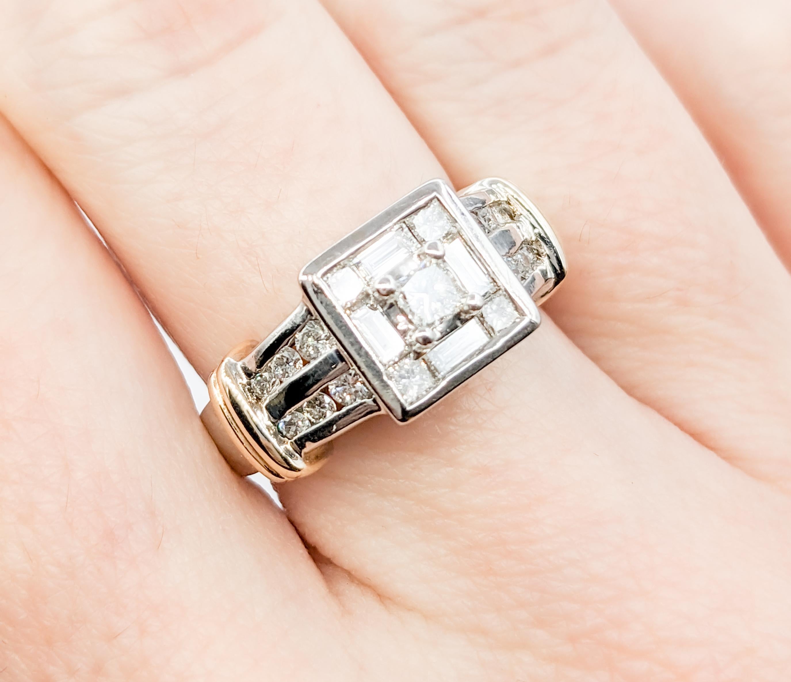 Moderner Verlobungsring mit Prinzessin, Baguette und rundem Diamant im Zustand „Hervorragend“ in Bloomington, MN