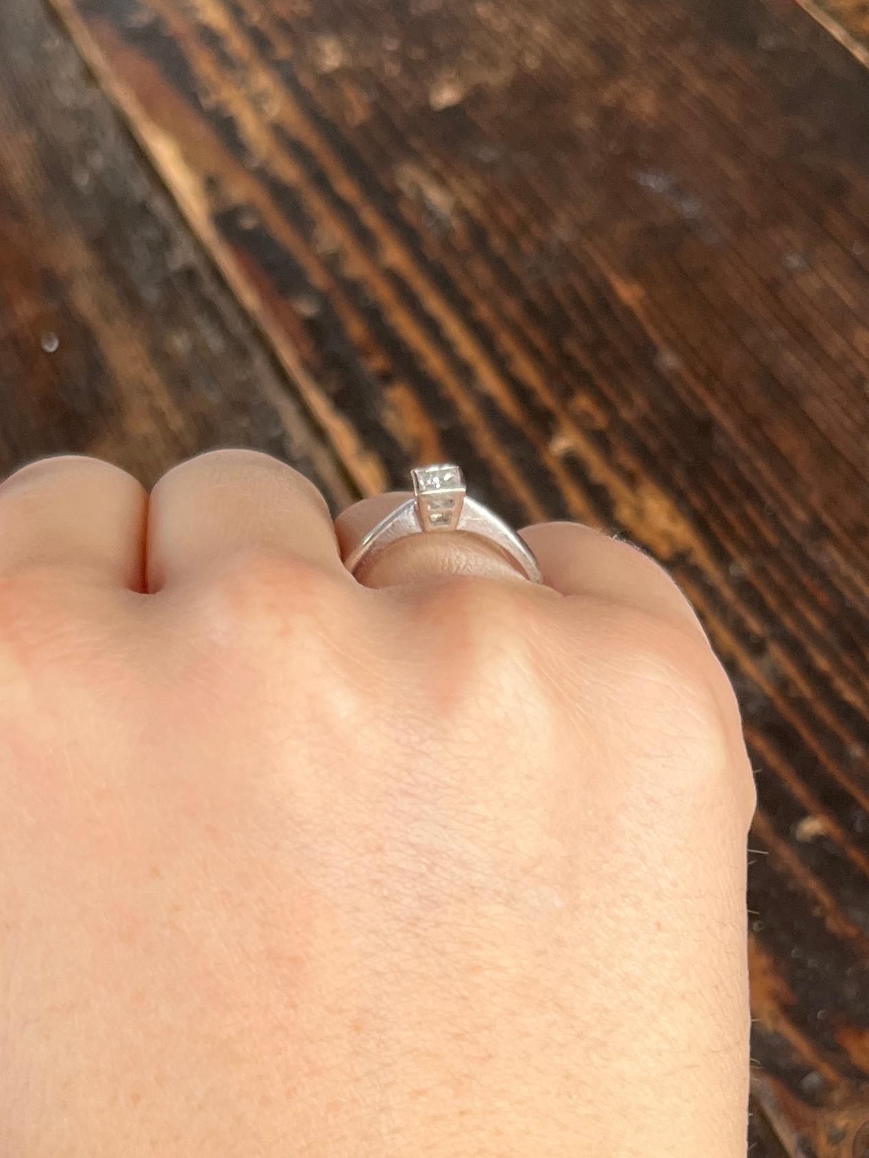 Das Design des Rings ist so einfach und schön. Der Diamant im Prinzessinnenschliff misst 35 pt und ist in einer Reibefassung gefasst. Gefertigt aus 18 Karat Weißgold. 

Ringgröße: P oder 7 3/4 
Höhe ohne Finger: 5mm

Gewicht: 2,7 g