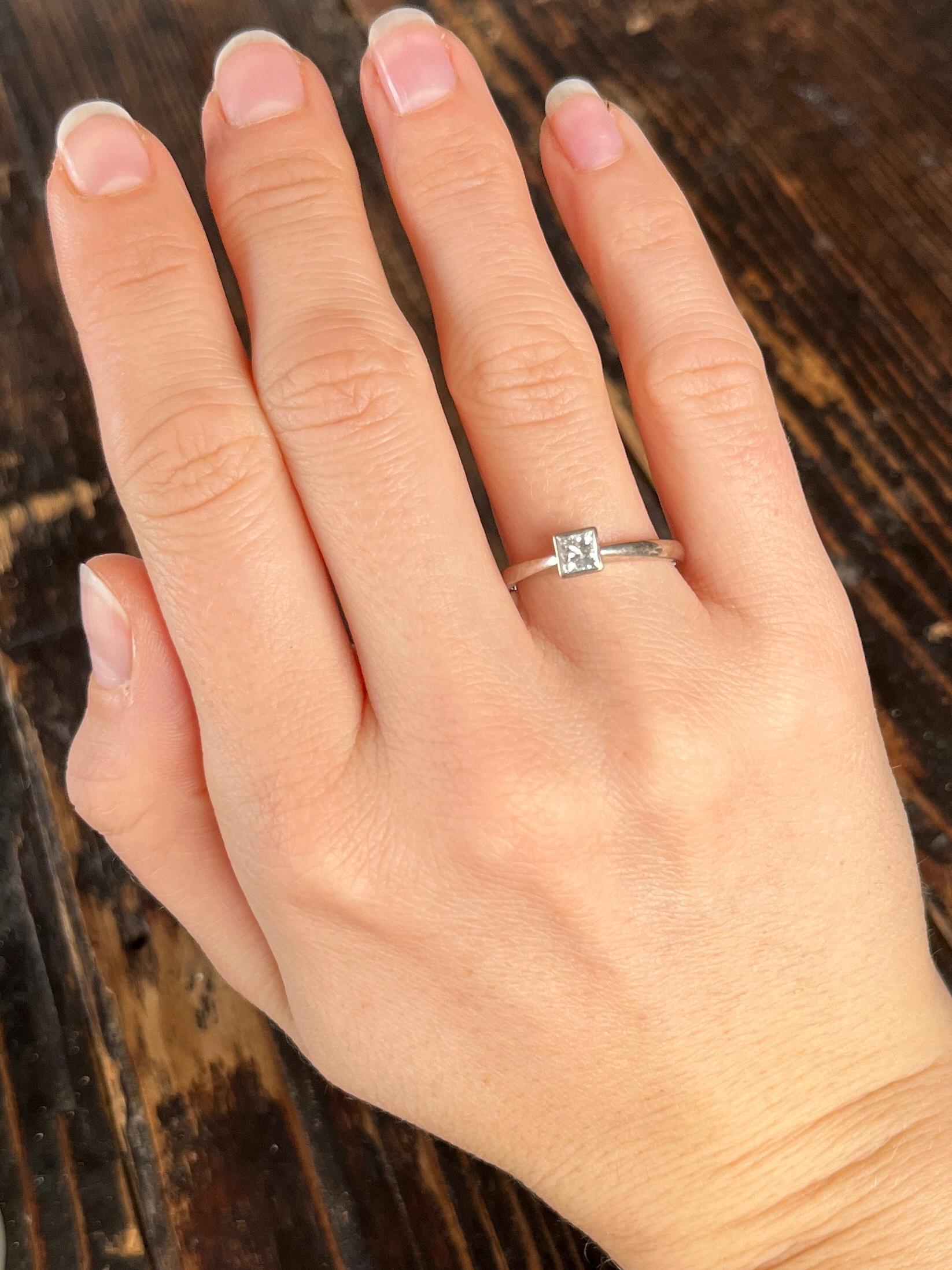 Moderner Solitär-Ring aus 18 Karat Weißgold mit Diamanten im Prinzessinnenschliff und Diamanten (Carréschliff) im Angebot