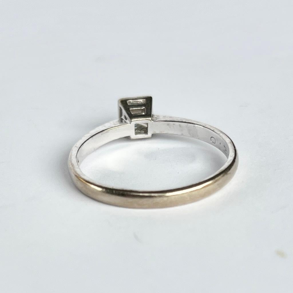 Moderner Solitär-Ring aus 18 Karat Weißgold mit Diamanten im Prinzessinnenschliff und Diamanten im Zustand „Gut“ im Angebot in Chipping Campden, GB