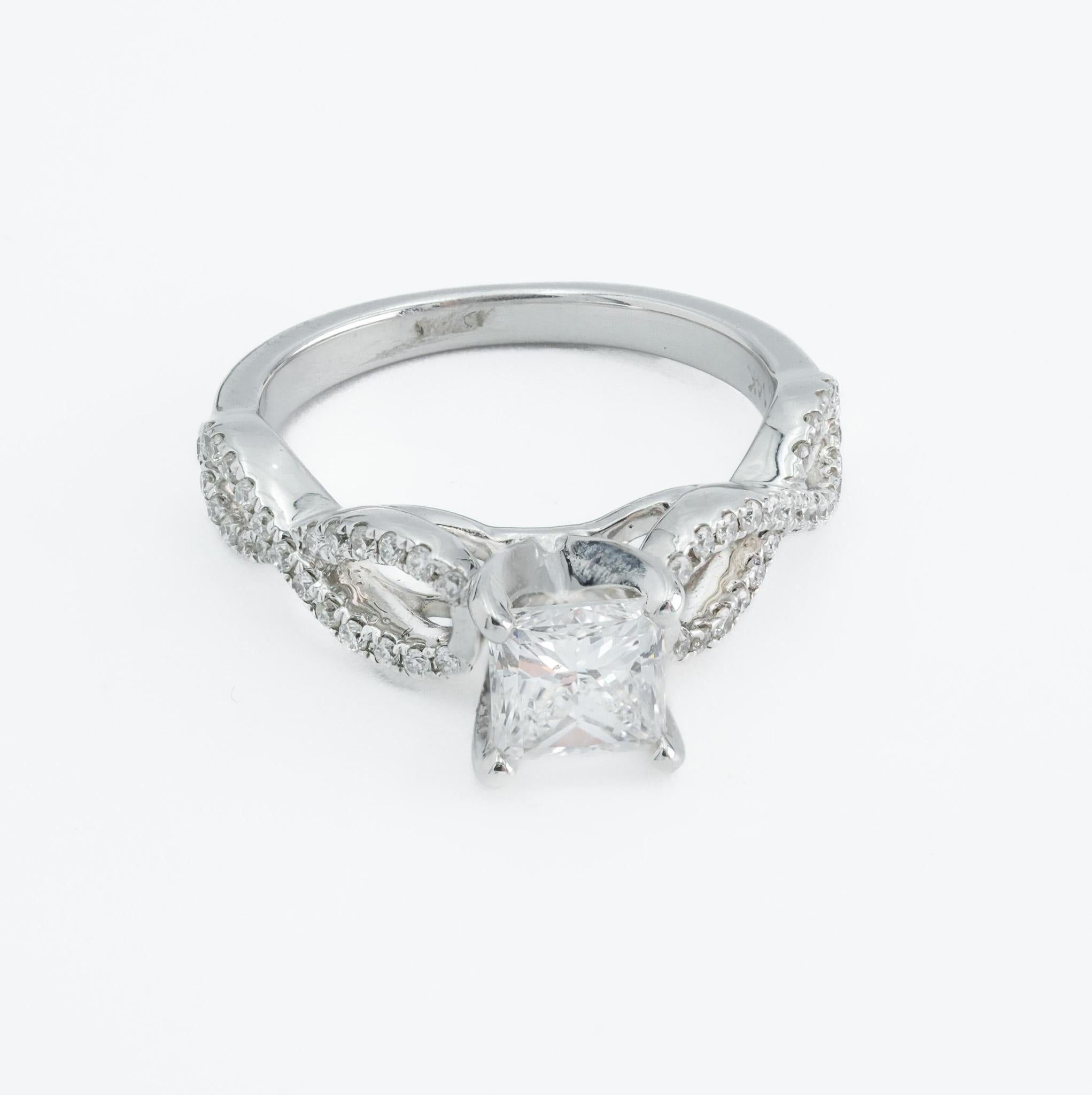 Bague de fiançailles diamant taille princesse en or blanc 14 carats ~1ctw Modernity

Cette exquise bague de fiançailles moderne en or blanc 14 carats à diamant de taille princesse est un étonnant symbole d'amour et d'engagement. Le centre est orné