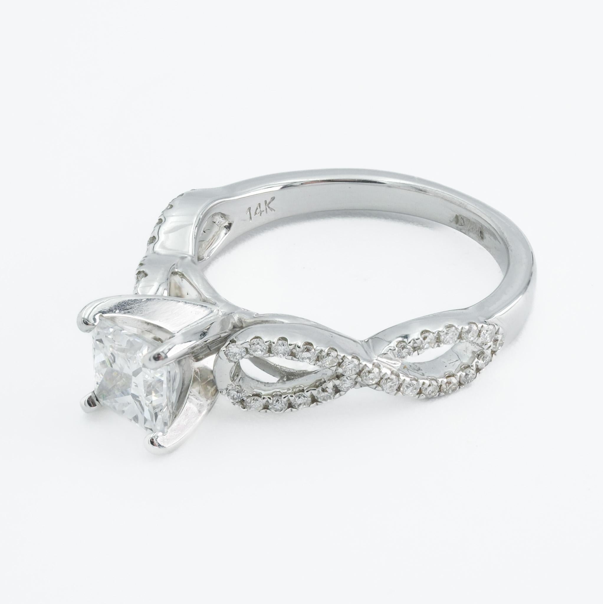 Moderne Bague de fiançailles diamant taille princesse en or blanc 14 carats ~1ctw Modernity en vente