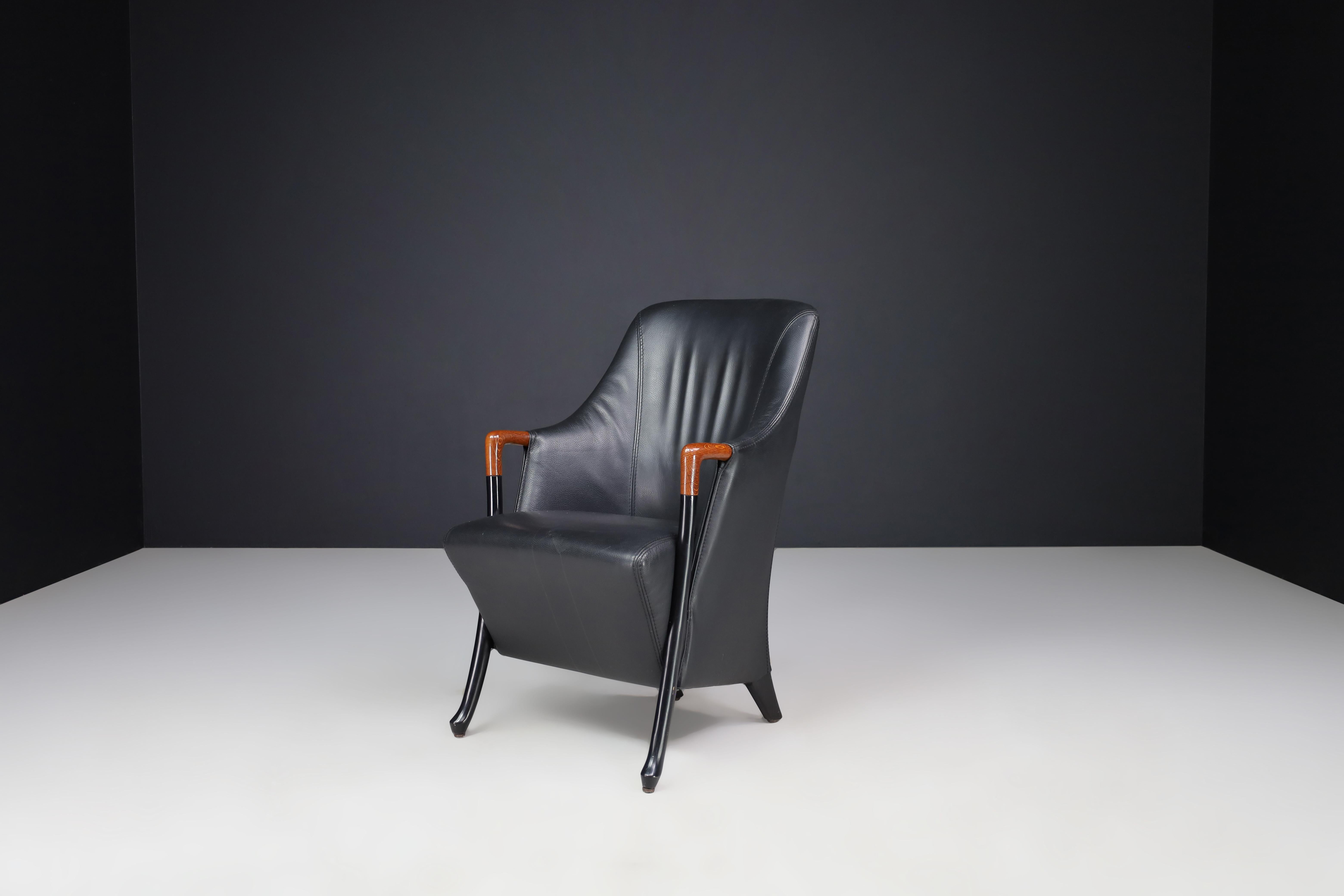 Moderne Progetti-Ledersessel von Umberto Asnago für Giorgetti, Italien, 1980er Jahre

Diese von Umberto Asnago für Giorgetti entworfenen Modern Progetti Sessel sind mit einem eleganten schwarzen Lederbezug ausgestattet. Sie bieten einen bequemen