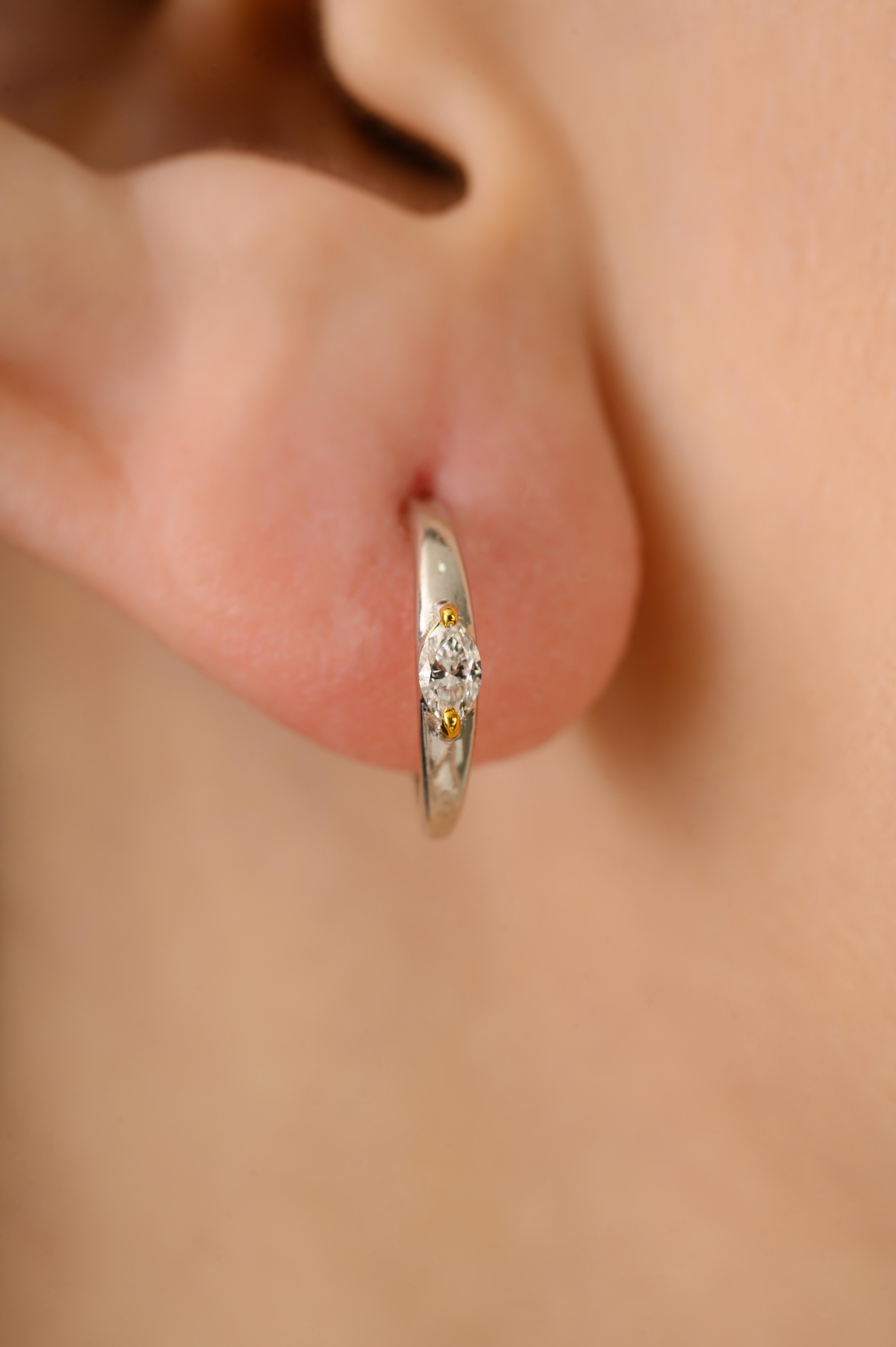 Taille Marquise Boucle d'oreille moderne en or blanc et jaune 18k sertie de diamants taillés en marquise en vente