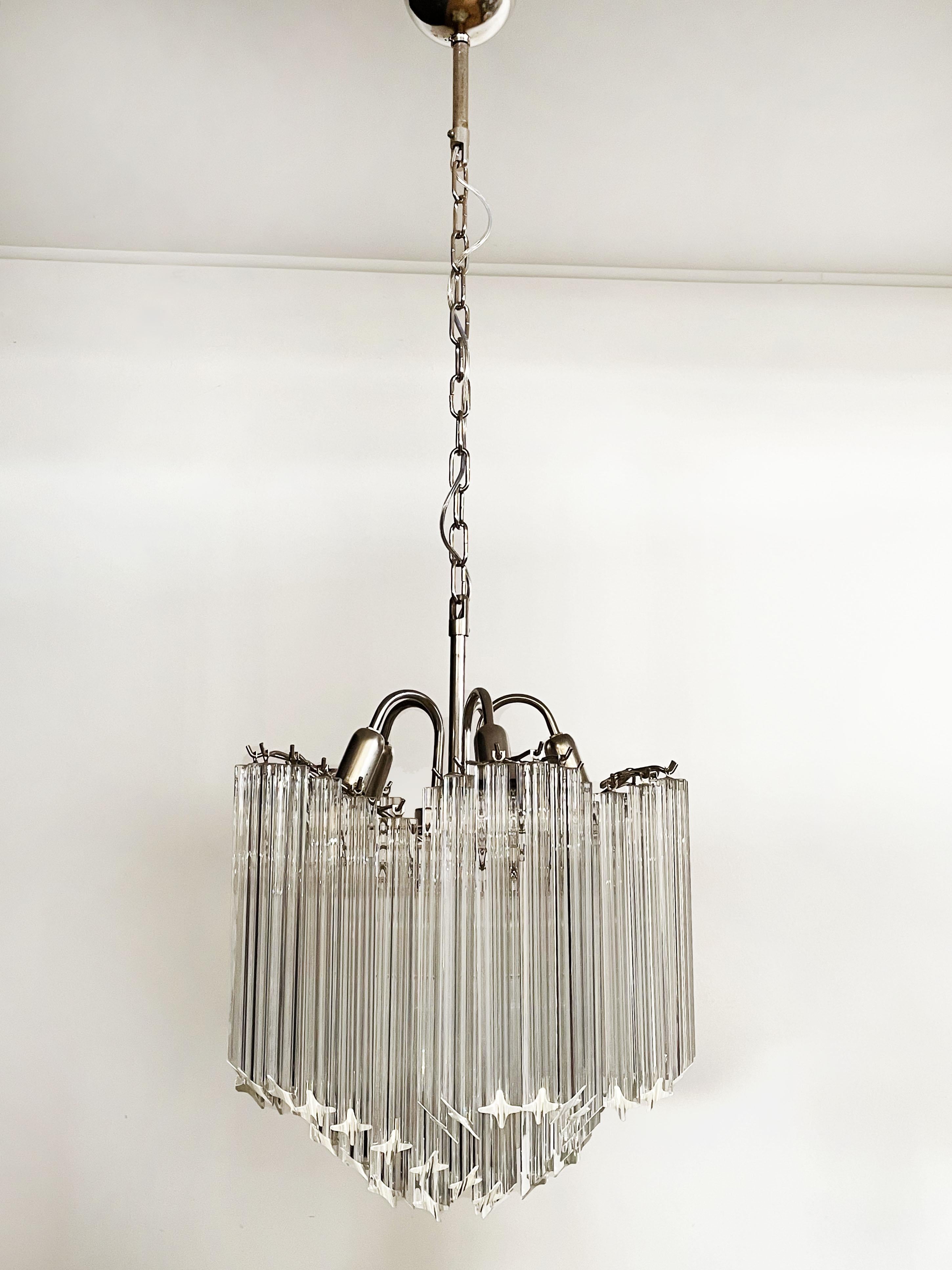 A magnificent Murano glass unique chandelier, spiral shape, very elegant, 60 trasparent quadriedri on nickel metal frame. This Mid-Century Italian chandelier is truly a timeless classic.
Period: late xx century
Dimensions: 46,50inches (120 cm)