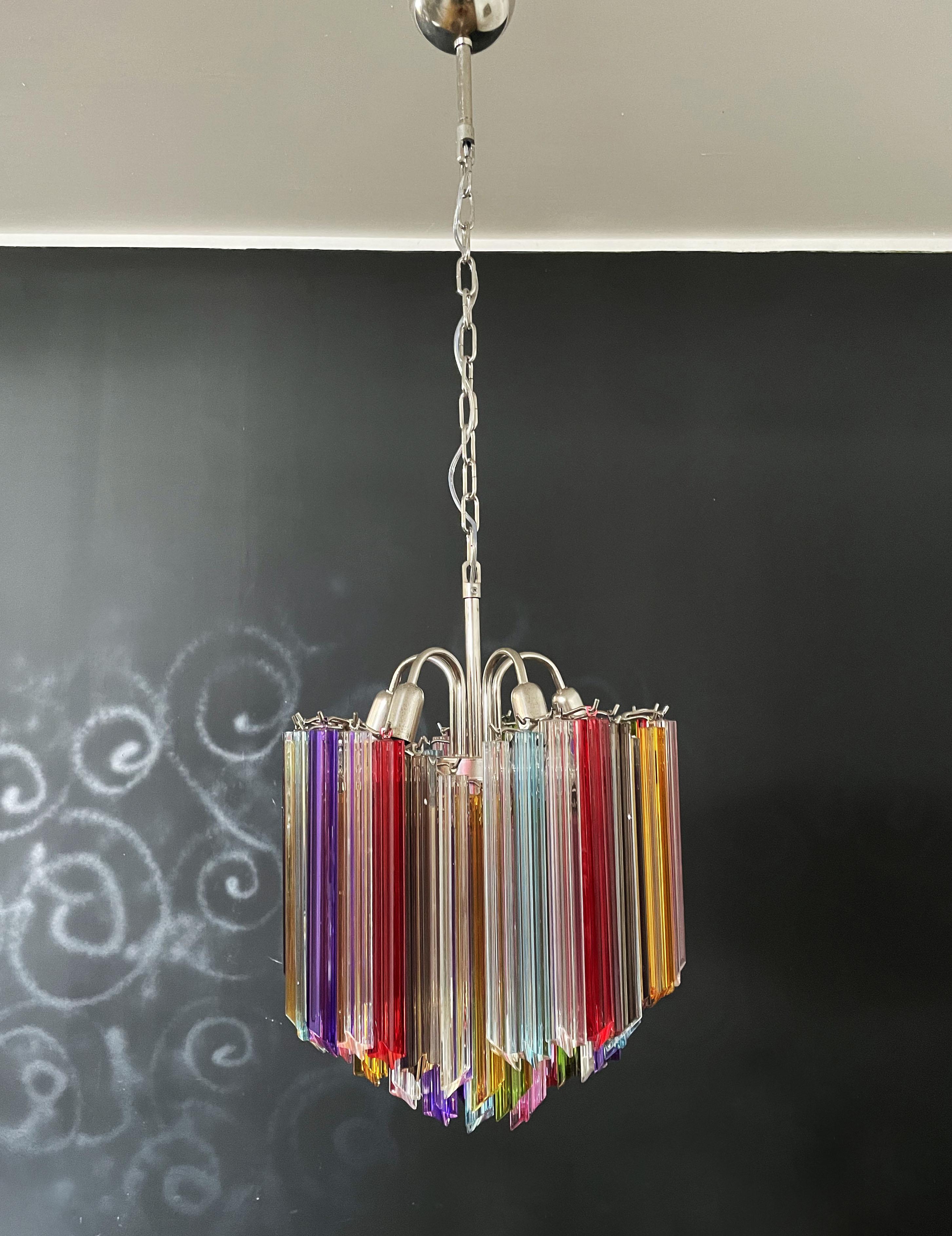 A magnificent Murano glass unique chandelier, spiral shape, very elegant, 60 multicolored quadriedri on nickel metal frame. This Mid-Century Italian chandelier is truly a timeless classic.
Period: Late xx century
Dimensions: 46,50inches (120 cm)