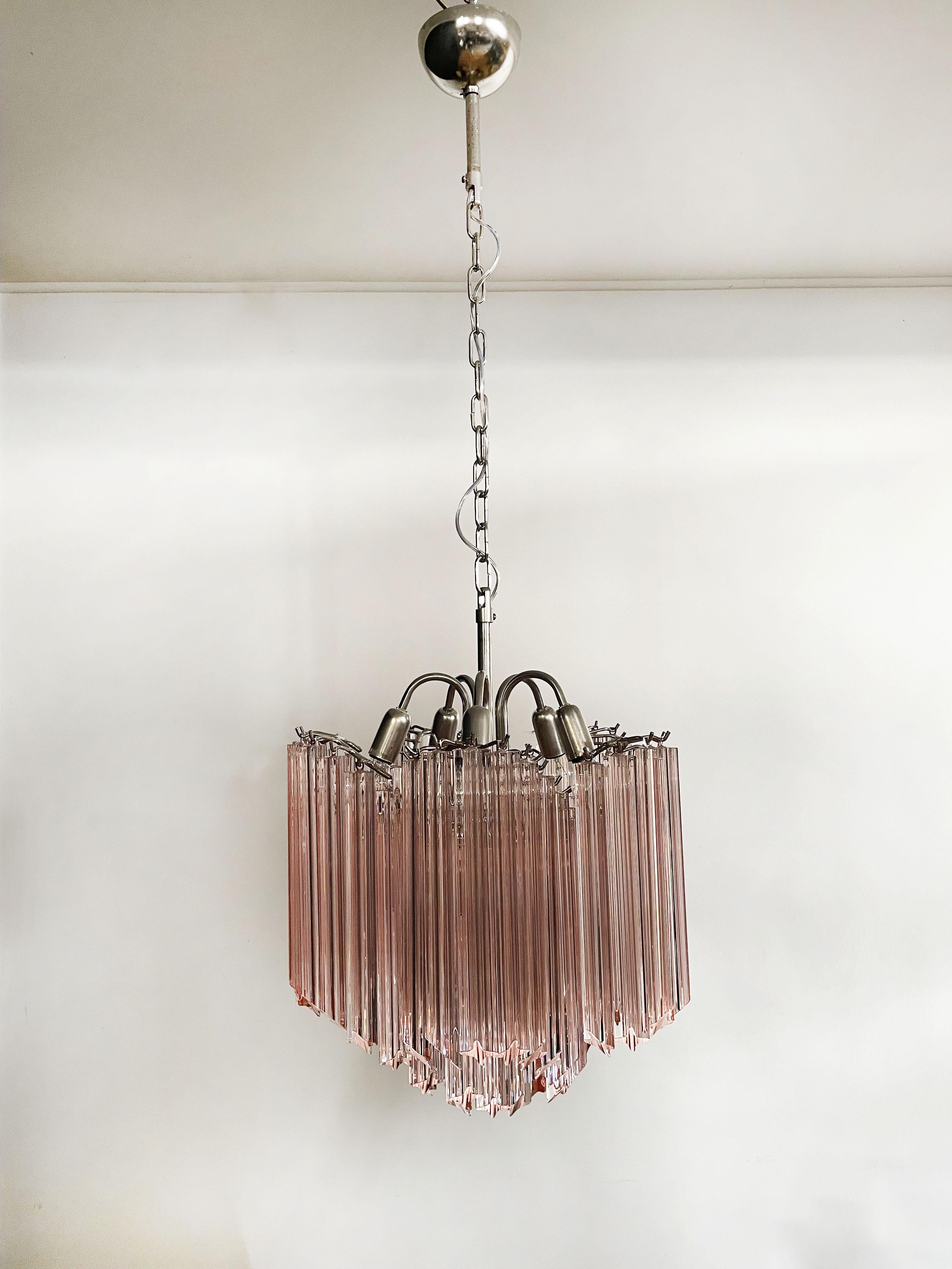 A magnificent Murano glass unique chandelier, spiral shape, very elegant, 60 pink quadriedri on nickel metal frame. This Mid-Century Italian chandelier is truly a timeless classic.
Period: late xx century
Dimensions: 46,50inches (120 cm) height