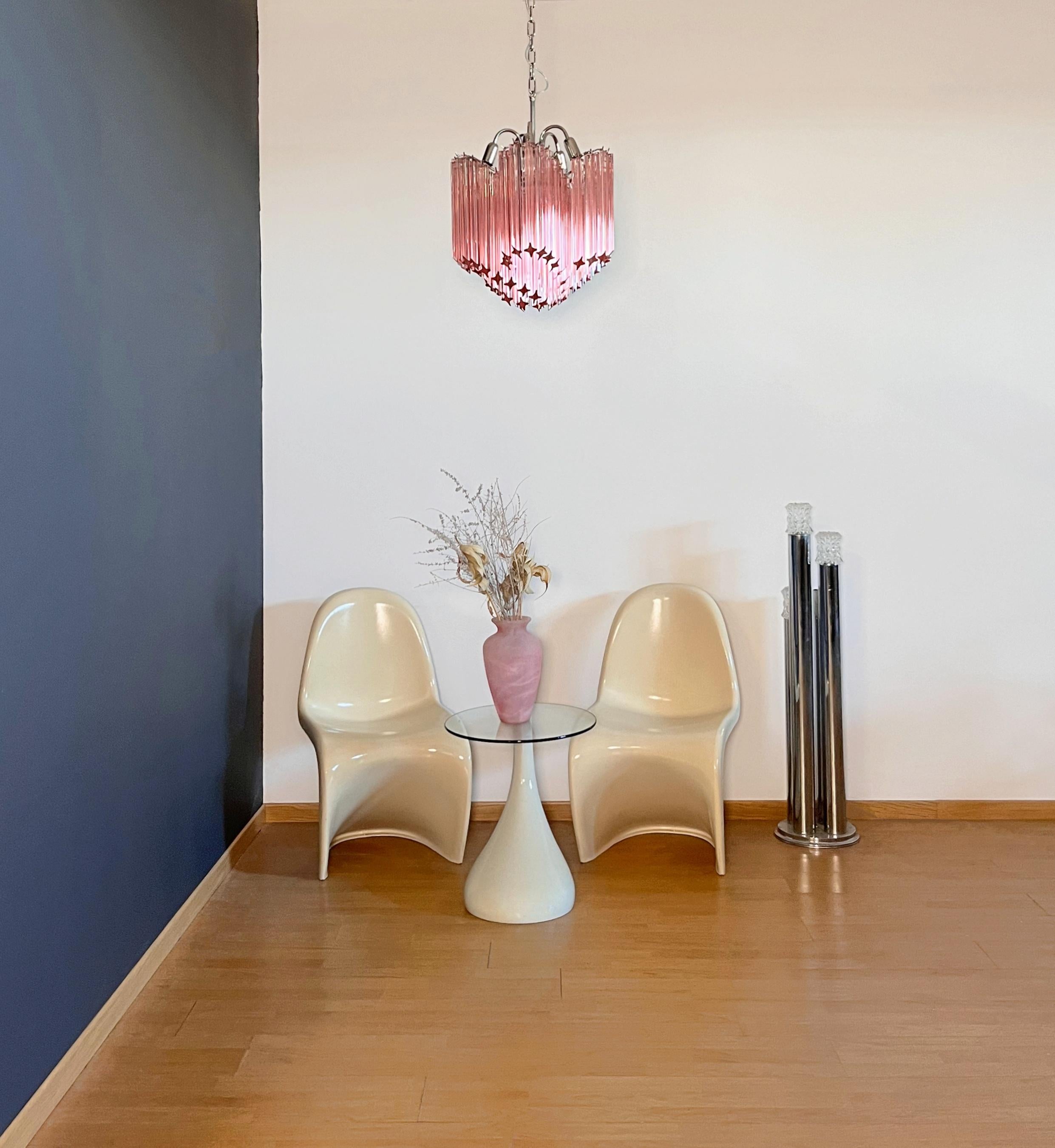 Una magnífica araña única de cristal de Murano, en forma de espiral, muy elegante, 60 quadriedri rosas sobre armazón de metal niquelado. Esta lámpara de araña italiana de mediados de siglo es un verdadero clásico atemporal.
Periodo:	finales del