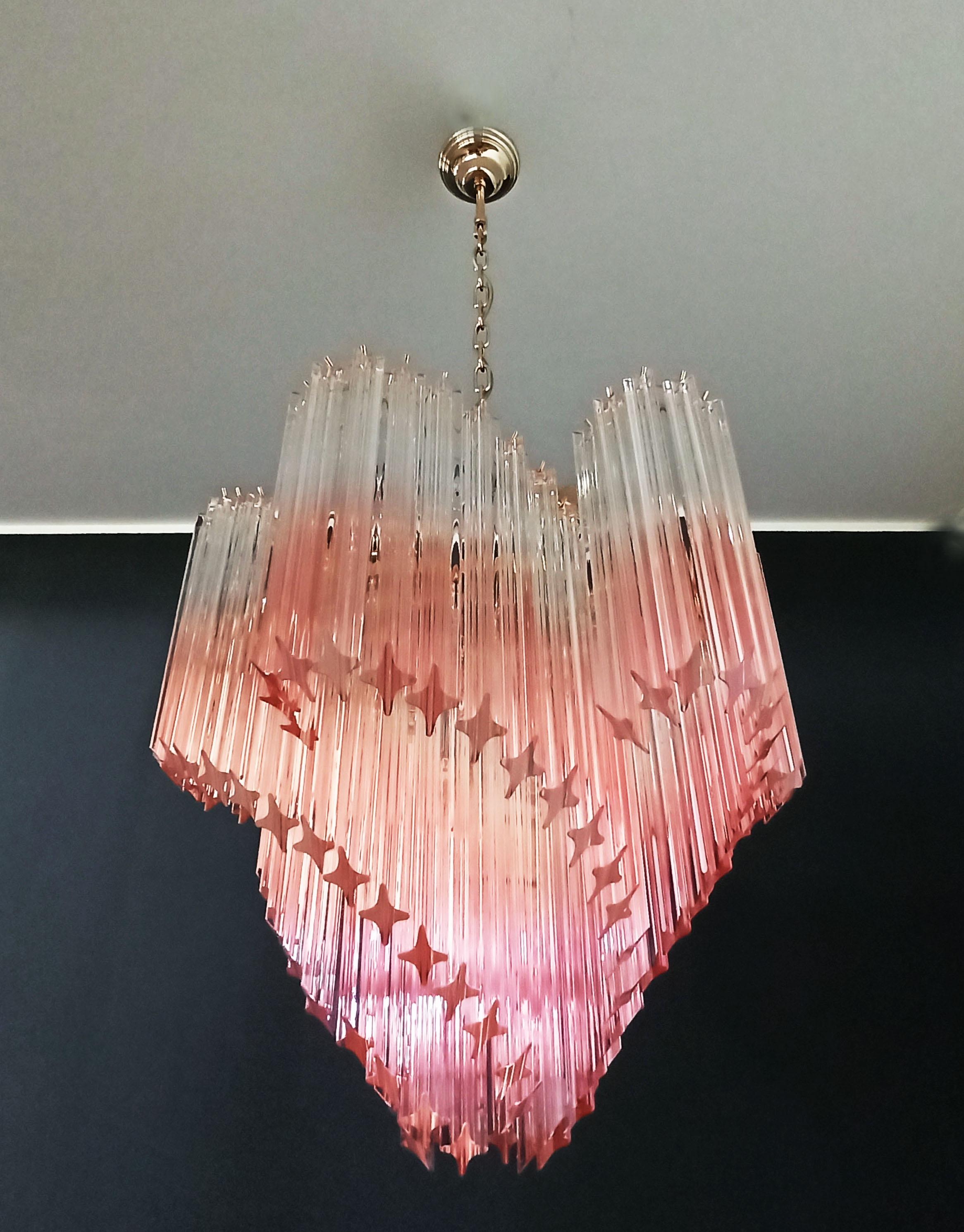 Eine herrliche Murano-Glas einzigartigen Kronleuchter, Spirale Form, sehr elegant, 114 quadriedri auf Gold Metallrahmen. Die Gläser haben eine besondere Farbe, transparent mit rosa Schattierungen. Dieser große italienische Kronleuchter aus der Mitte