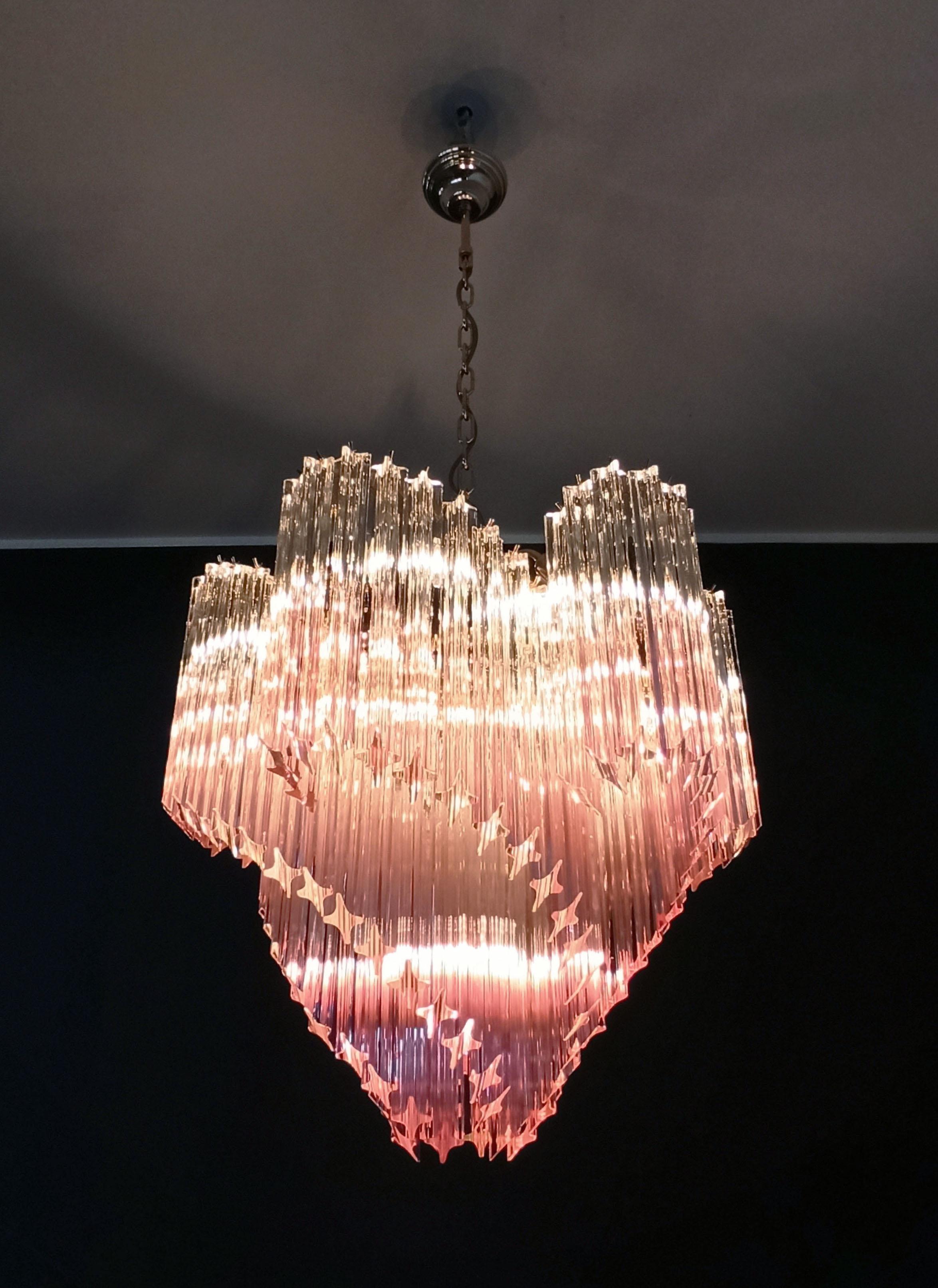 Moderner Quadriedri-Kronleuchter aus Muranoglas:: 114 schattierte rosa Prismen Quadriedri (Geblasenes Glas) im Angebot