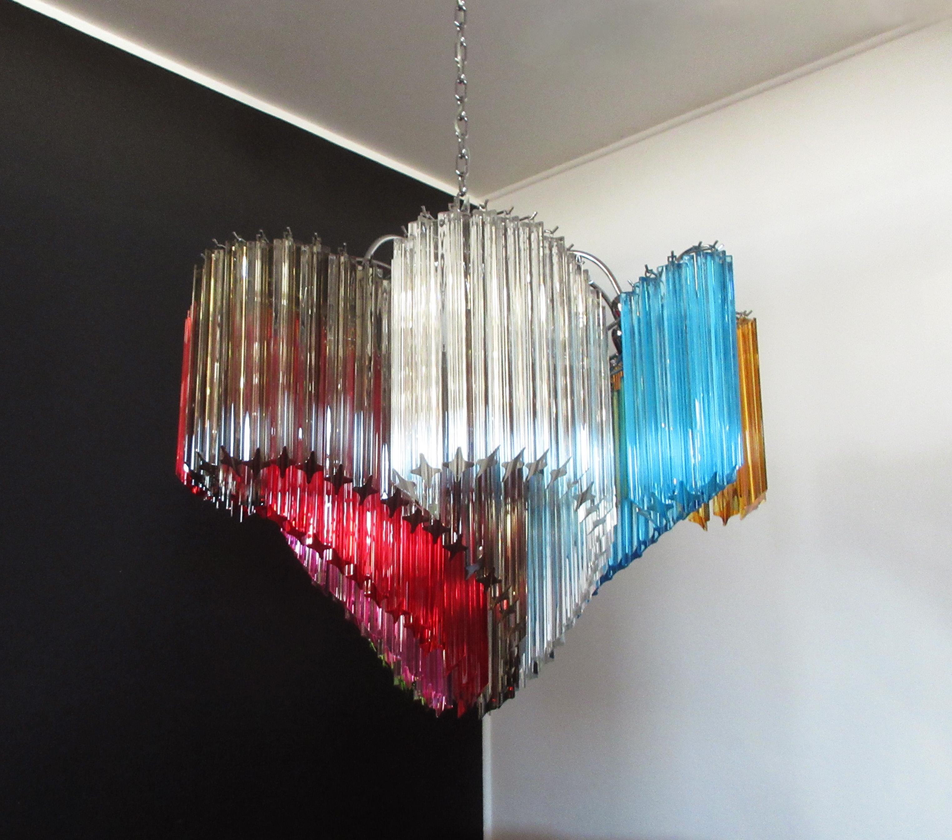 Una magnífica araña única de cristal de Murano, en forma de espiral, muy elegante, 200 quadriedri multicolores sobre armazón de metal cromado. Los cristales de colores están dispuestos de tal manera que forman bandas de colores. Esta gran lámpara de