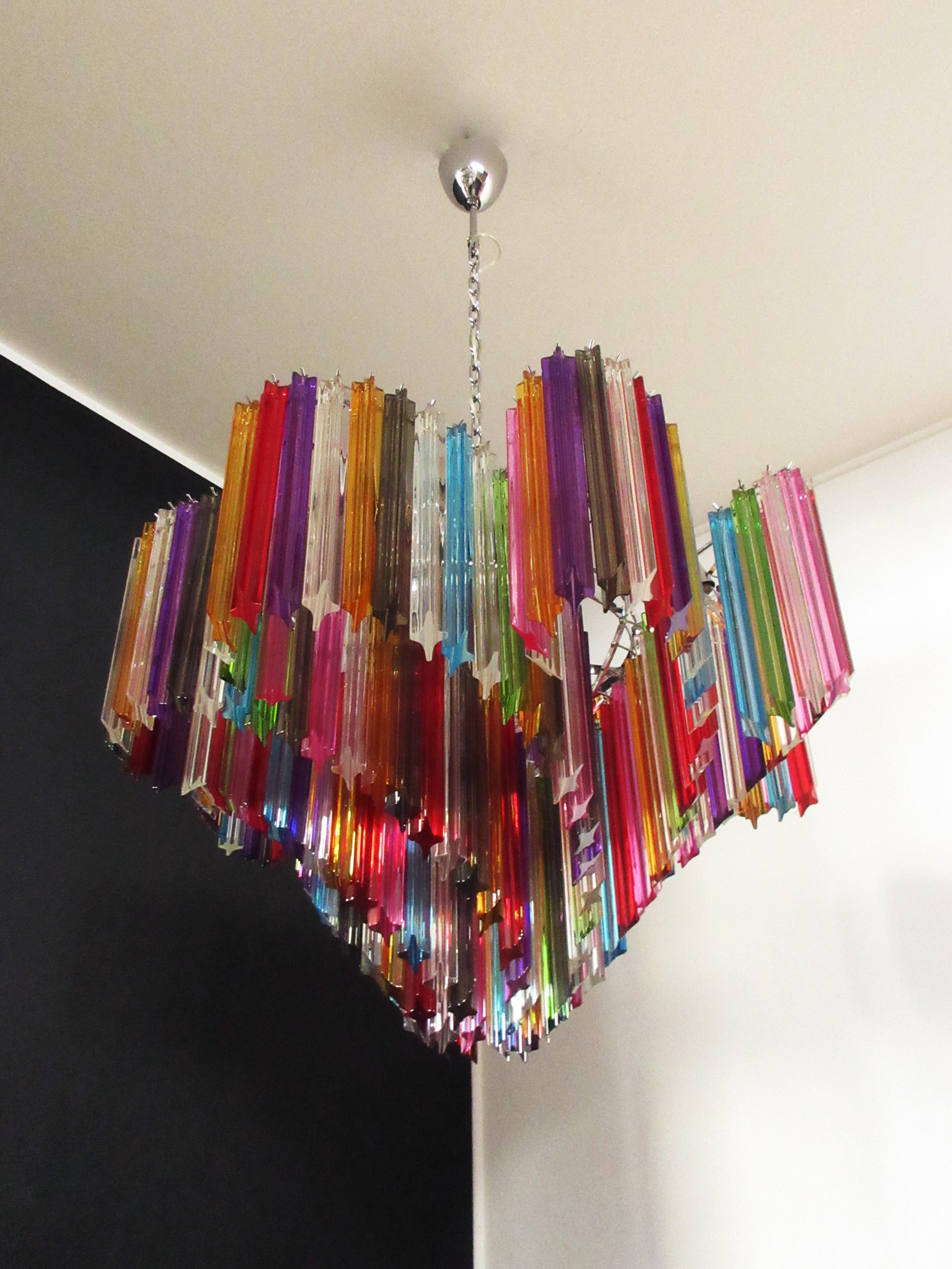 Una magnífica araña única de cristal de Murano, en forma de espiral, muy elegante, 200 quadriedri multicolores sobre armazón de metal cromado. Esta gran lámpara de araña italiana de mediados de siglo es realmente un clásico