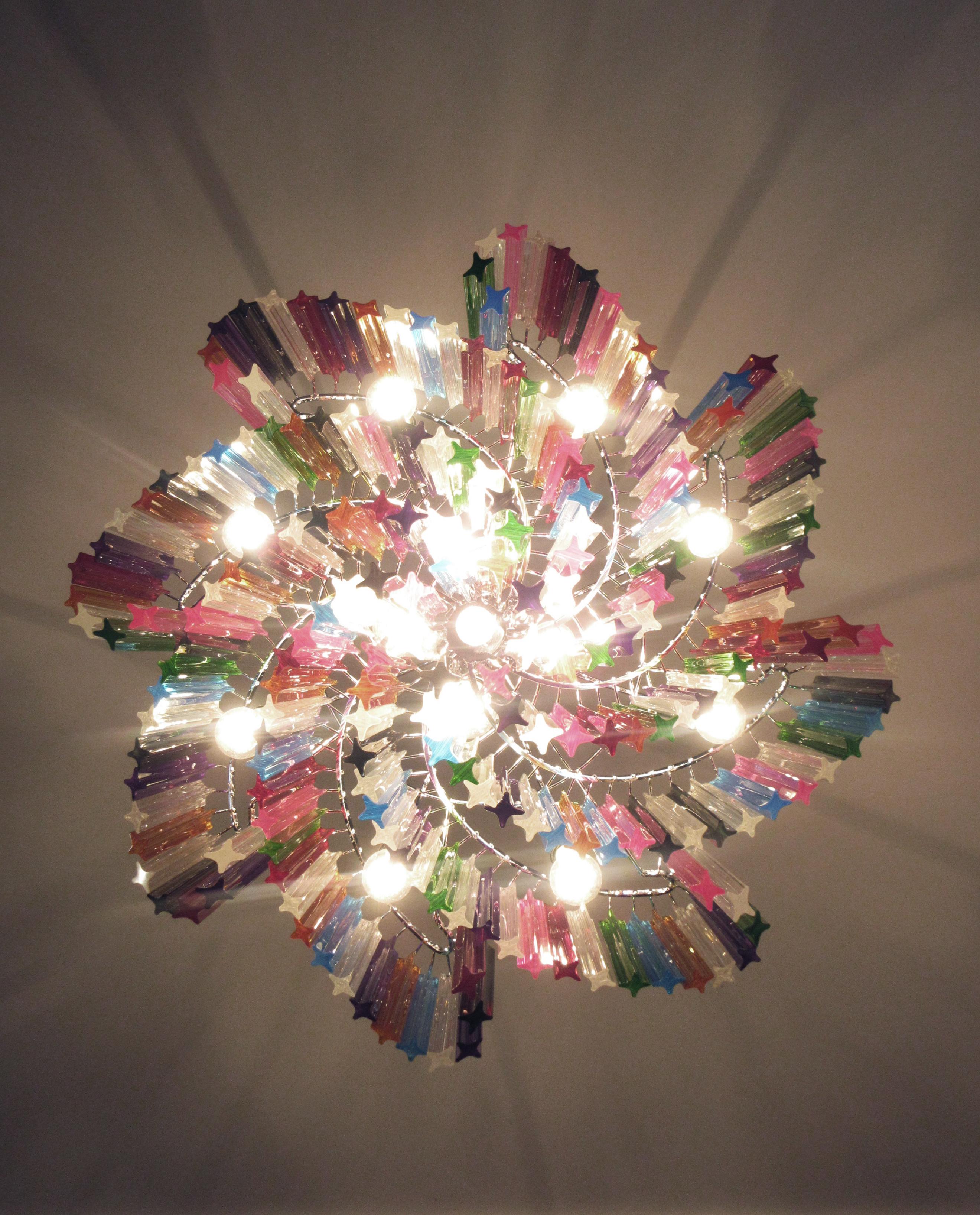 Verre d'art Lustre moderne quadriedri en verre de Murano - 200 prismes multicolores quadriedri en vente