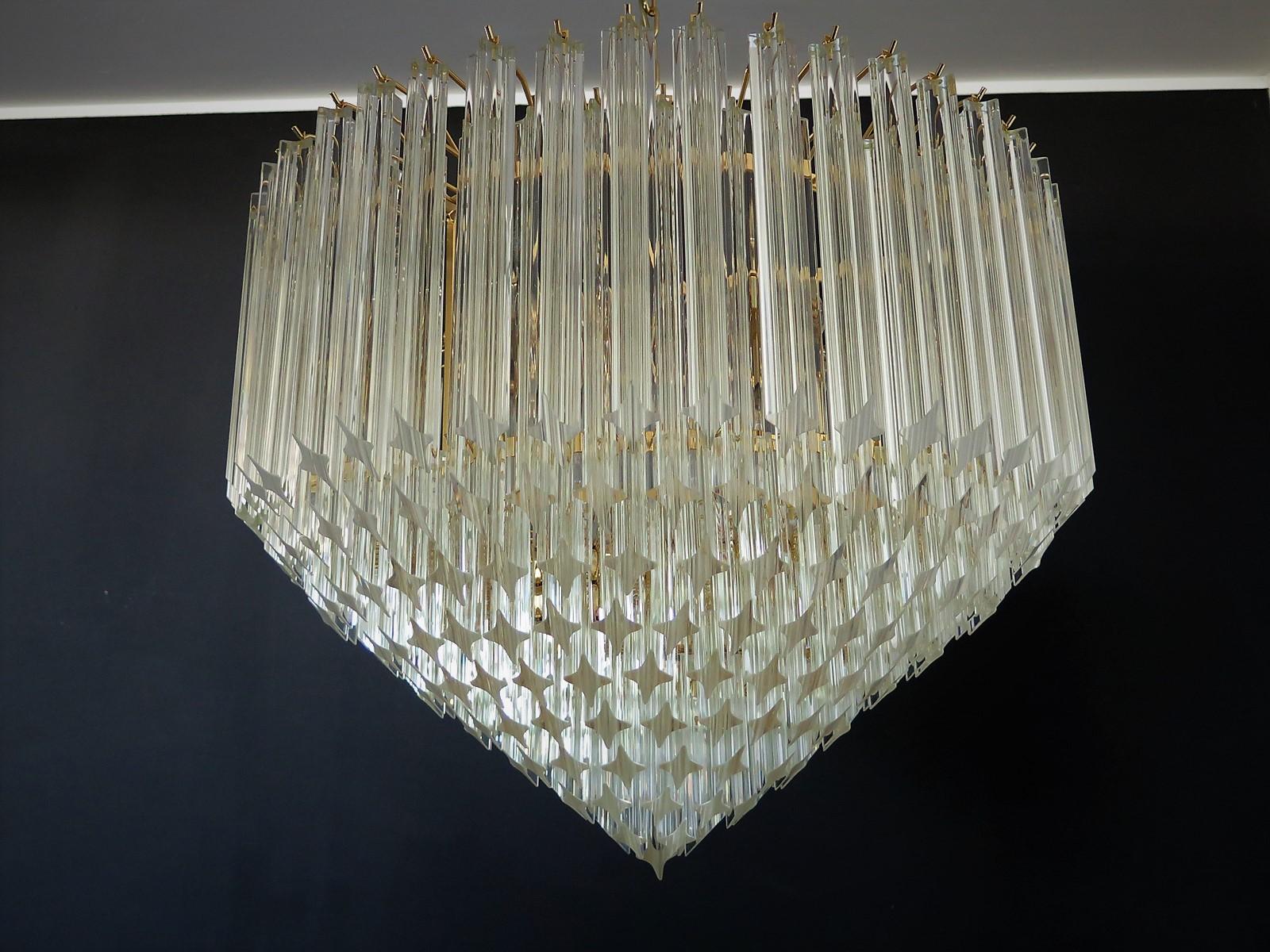 A magnificent Murano glass chandelier, 265 quadriedri on gold frame. This large Mid-Century Italian chandelier is truly a timeless Classic. New product, prompt delivery.
Period: Current production
Dimensions: 57.10 inches (145 cm) height with