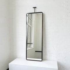 Miroir rectangulaire long suspendu au plafond Quadris moderne, cadre patiné bronze