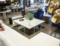 Tavolino moderno con piano in quarzo e struttura in acciaio inox