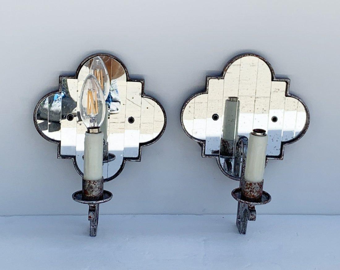 Beautiful pair of metal and mirror wall sconces in a quatrefoil shape.The metal has a beautiful silvered and red finish, the back has mirror slats.

Very modern and in very good condition.

The measurements are as follow:
10 inches high x 7.75