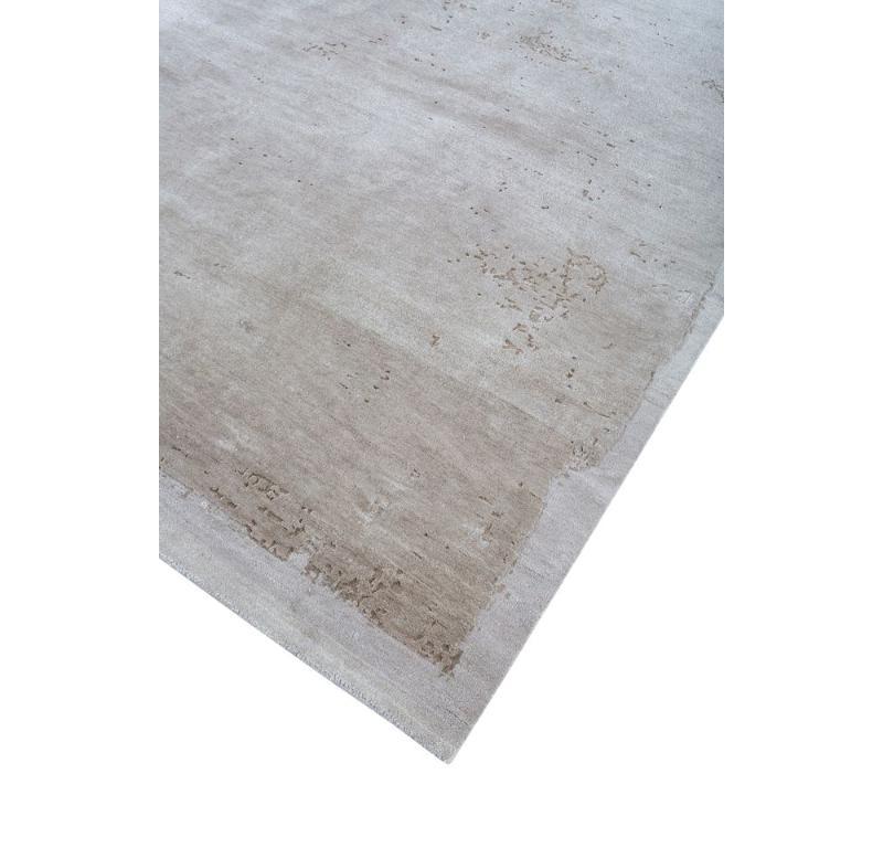 ¿Anhelas un momento de tranquilidad en tu ajetreado mundo? Escapa del ritmo frenético con esta alfombra anudada a mano, inspirada en la elegancia pausada del arte propio de la naturaleza. Su suelo de color tostado medio, que recuerda a la tierra