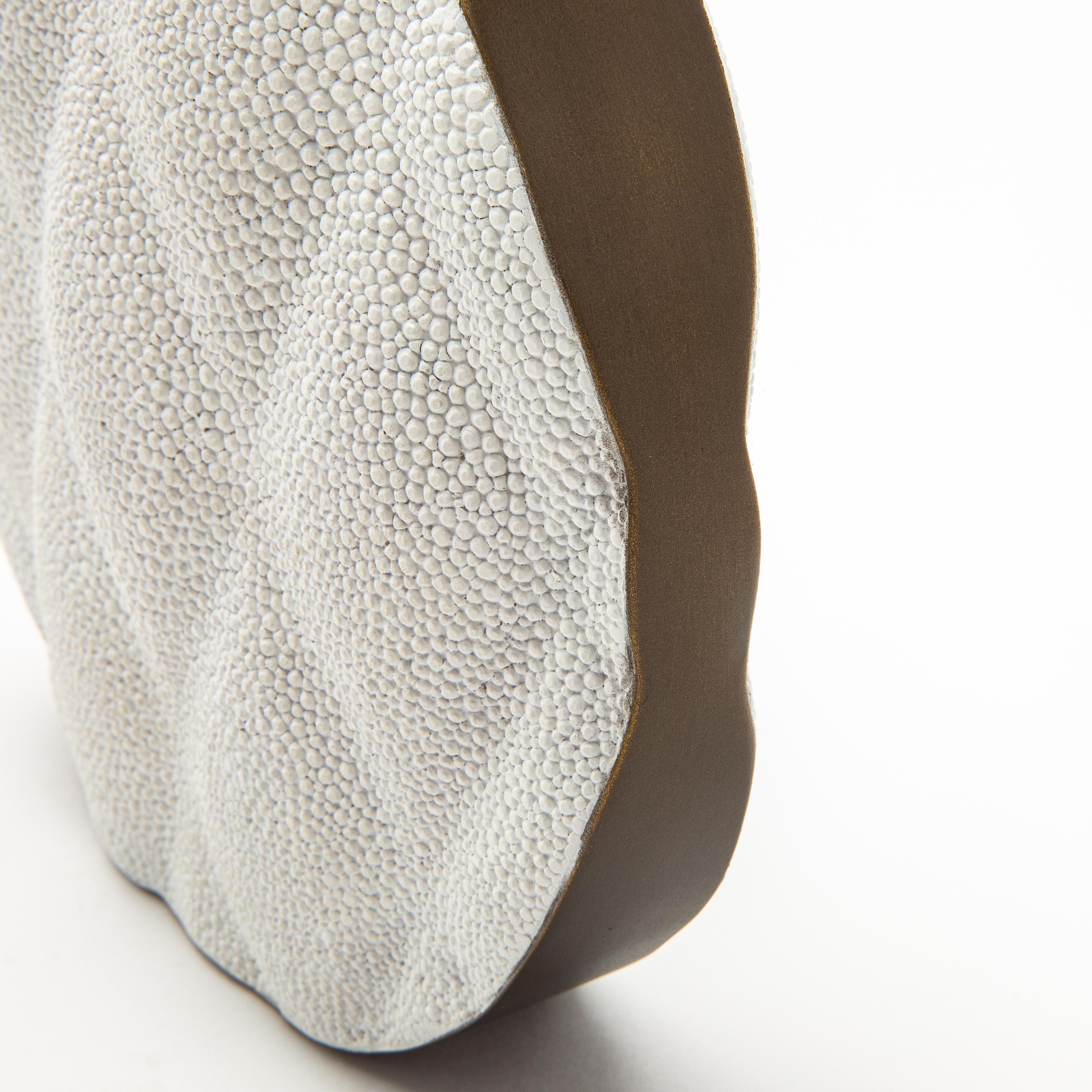 Ottone Vaso moderno trapuntato in zigrino di KIFU Paris in vendita