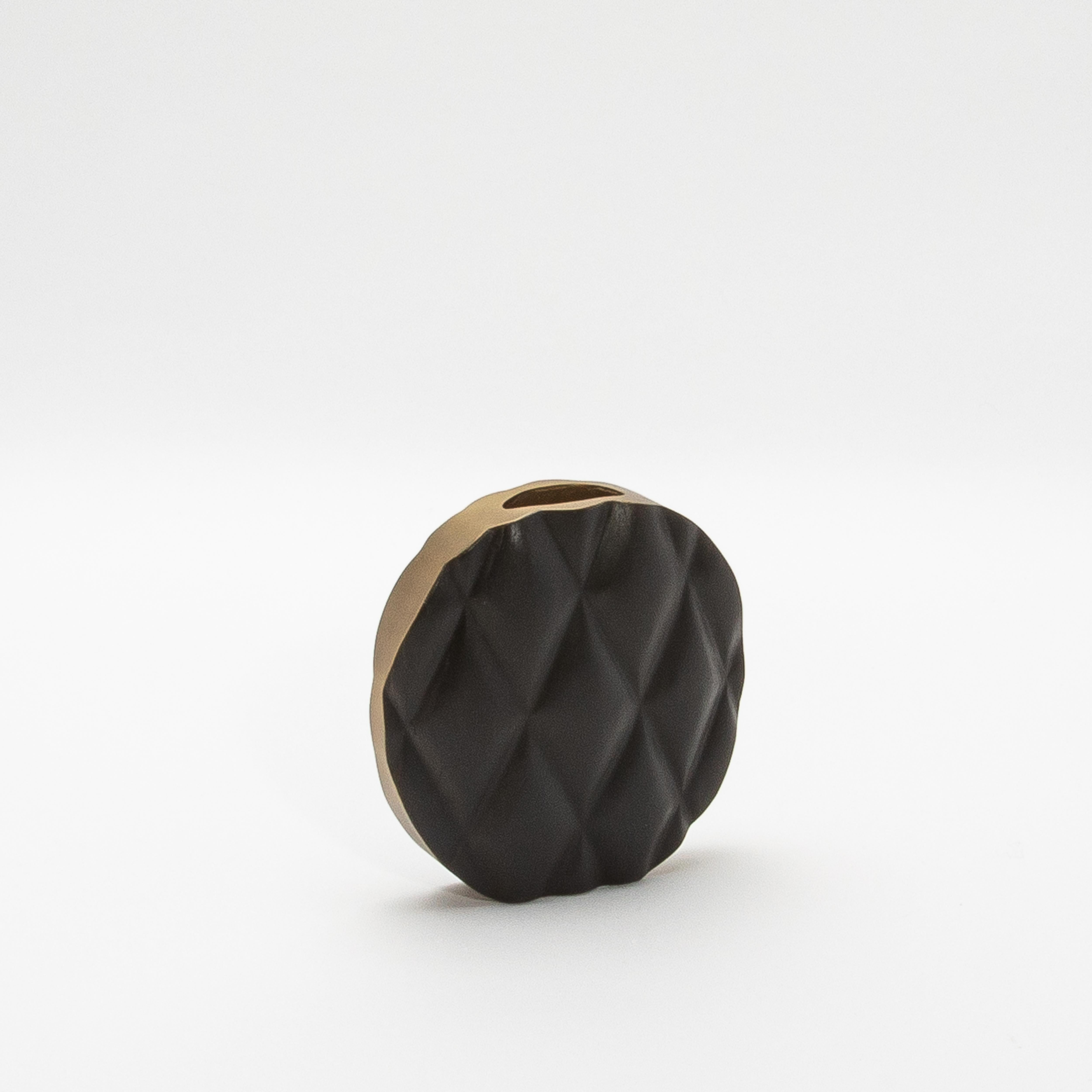 Die Coco Vase von Kifu Paris ist ein exquisites Stück, das mühelos modernes Design mit luxuriöser Handwerkskunst verbindet. Die handgefertigte Oberfläche aus schwarzer Eiche ist mit einer charakteristischen Steppstruktur versehen, die ihm eine