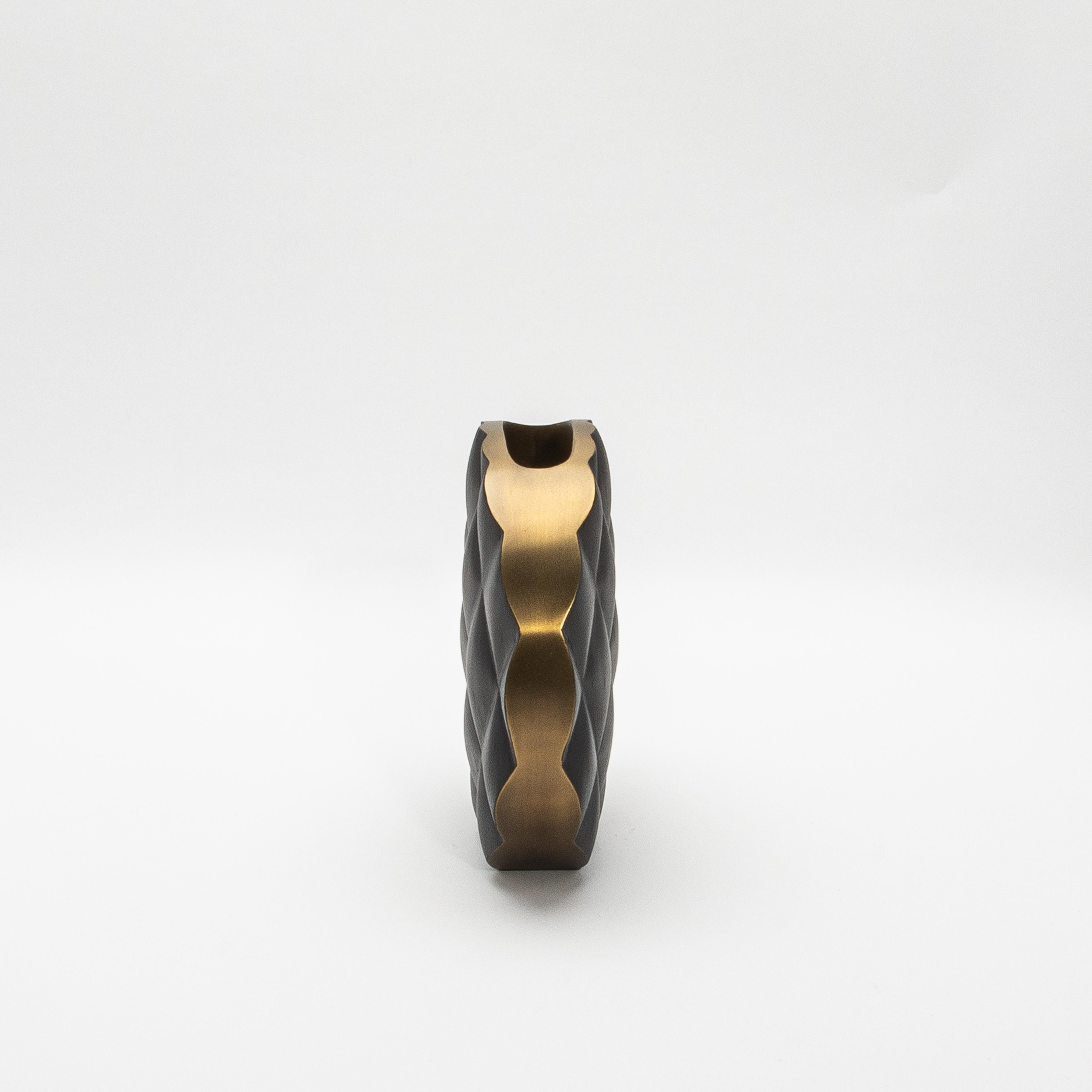 Moderne gesteppte Vase aus schwarzer Eiche mit Messingdetails von Kifu Paris (Art déco) im Angebot