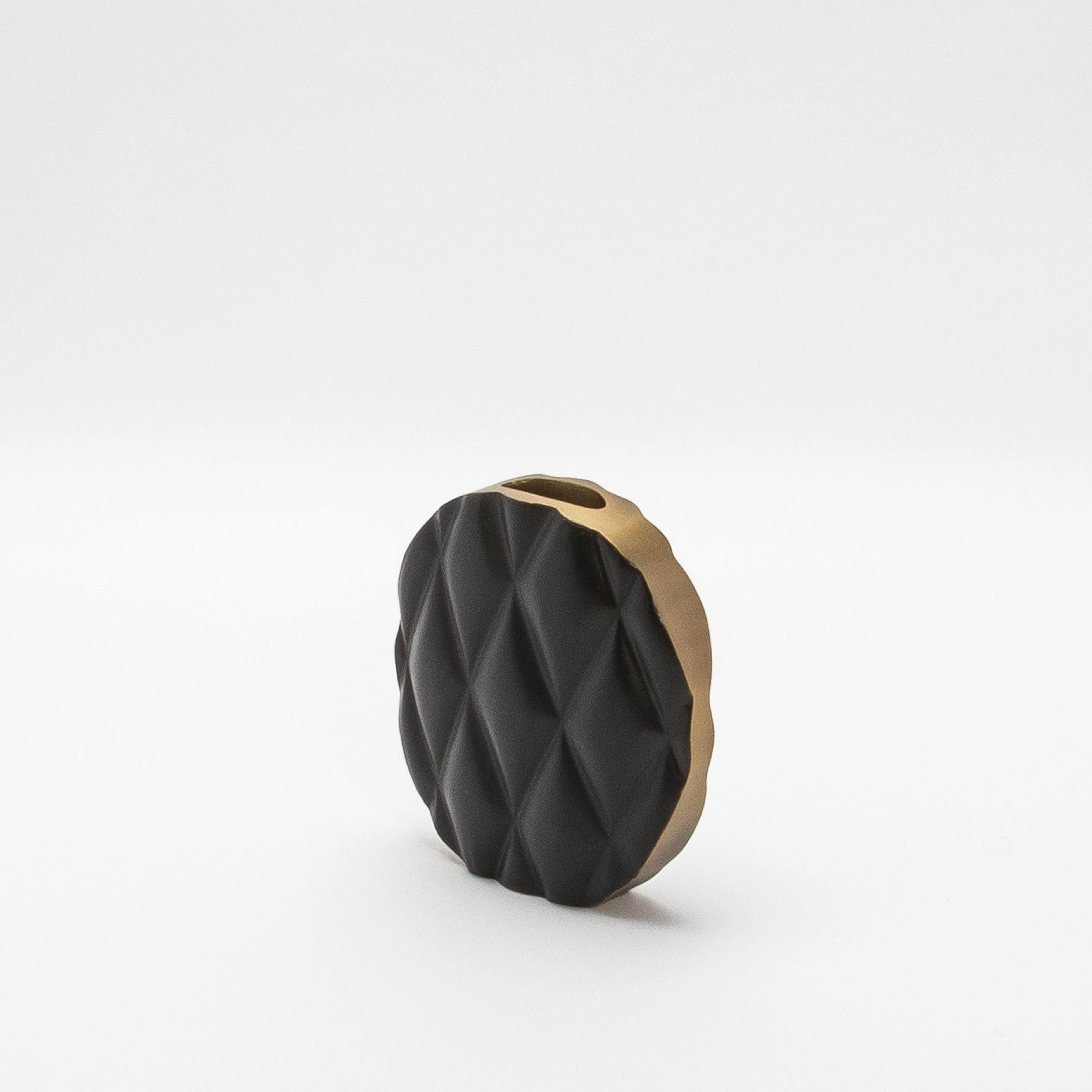 Moderne gesteppte Vase aus schwarzer Eiche mit Messingdetails von Kifu Paris (Philippinisch) im Angebot